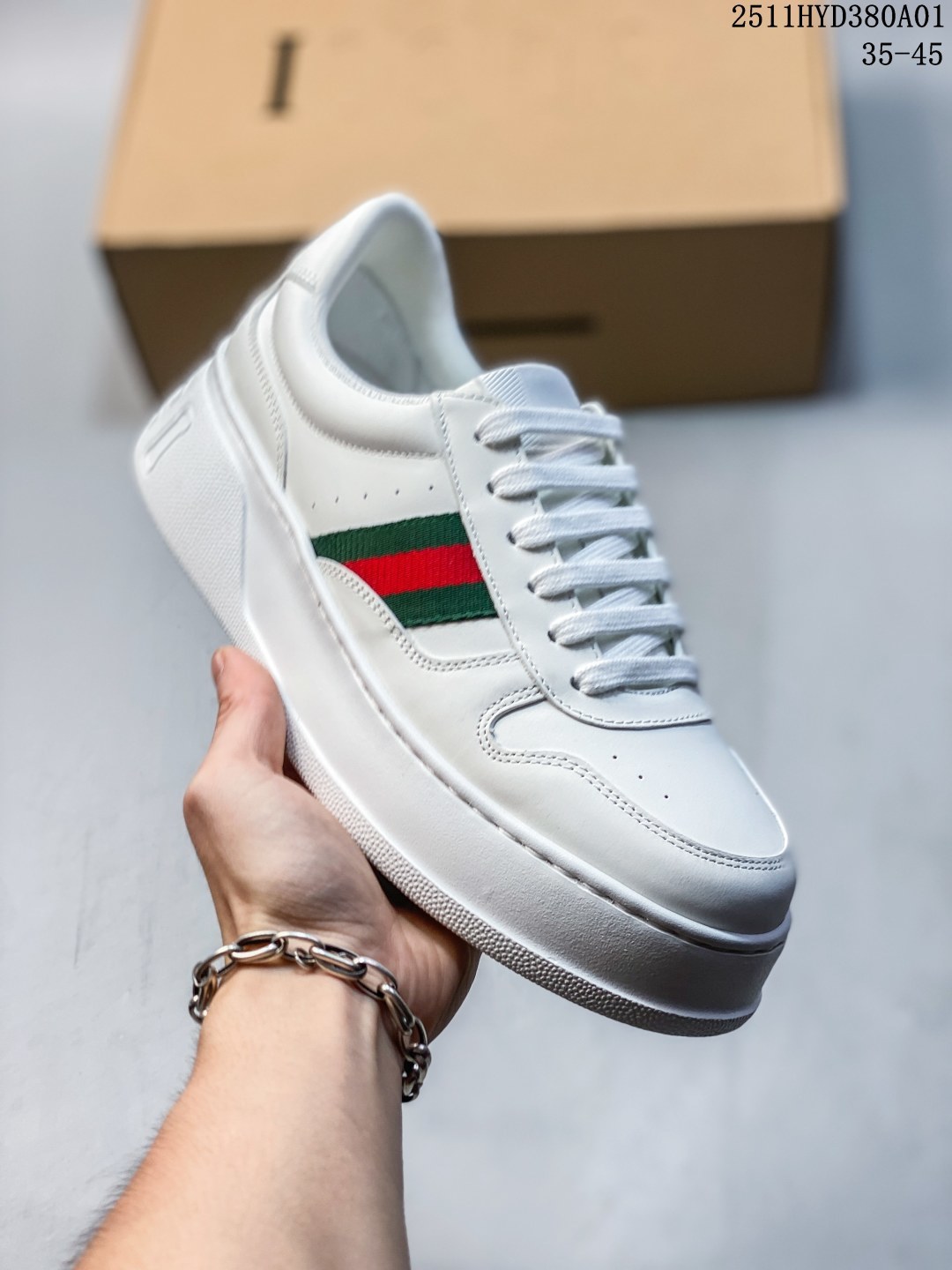 💰450。纯原
Gucci专柜最新情侣款厚底饼干鞋‼️
 👑代购级别 GG最新IP轻质厚底饼干鞋上脚秒内增高4CM！！ 🌷简约 好搭且复古韵味十足～鞋舌最新防伪布标。且带电子芯片防伪。GG 26早春new专柜最新情侣款厚底小白鞋‼️ 👑！ 🌷 鞋面采用进口环保水染小牛皮！+成型乳胶鞋垫。原版IP轻质大底，一体射出成型超舒服有弹力，不要拿市面上普通TR大底来比价格，比舒适度。 全套包装。
11HYD380A01