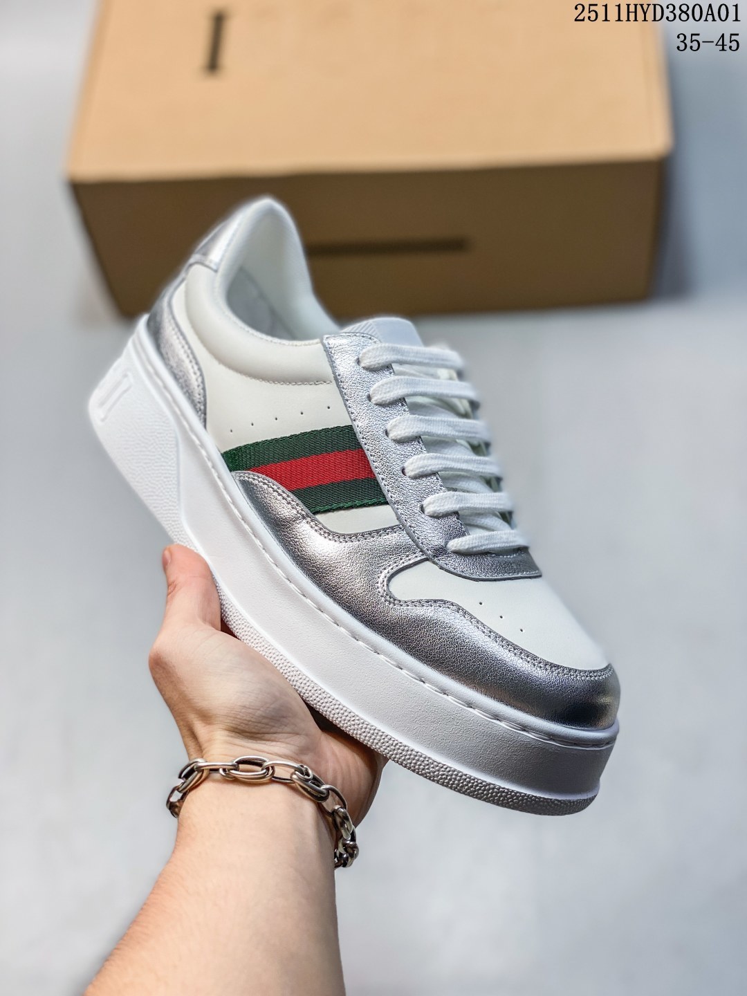 💰450。纯原
Gucci专柜最新情侣款厚底饼干鞋‼️
 👑代购级别 GG最新IP轻质厚底饼干鞋上脚秒内增高4CM！！ 🌷简约 好搭且复古韵味十足～鞋舌最新防伪布标。且带电子芯片防伪。GG 26早春new专柜最新情侣款厚底小白鞋‼️ 👑！ 🌷 鞋面采用进口环保水染小牛皮！+成型乳胶鞋垫。原版IP轻质大底，一体射出成型超舒服有弹力，不要拿市面上普通TR大底来比价格，比舒适度。 全套包装。
11HYD380A01