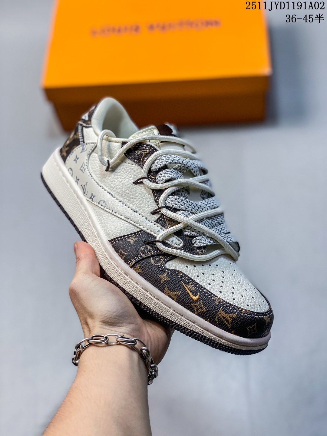 💰210 公司级
海外爆款限量发售！Travis Scott x Fragment Design x Jordan Air Jordan 1 Low OG SP  “斯图西联名——米绿帆布抽绳” 多方联名合作融合了Travi翻毛蓝勾s Scott 独特的音乐风格，藤原浩个性的设计风格以及Jordan品牌的经典元素 使其成为一双具有独特身份和价值的鞋子 清新而立体的外观加上联名标识更突出了其独特身份 这种配色方案显示出活力和时尚感 在视觉上引人注目  鞋身的质感和细腻的细节处理使其显得高端而格调十足  这款“倒钩”联名是设计与创意完美结合  融合多方的个性风格是一款备受瞩目的潮流鞋款  低帮休闲板鞋 定制鞋盒 大厂品质出货 超高清洁度 皮料切割干净无任何毛边 细节完美 
 货号:DM6868-102
 Size:36 36.5 37.5 38 38.5 39 40 40.5 41 42 42.5 43 44 44.5 45
11JYD1191A02