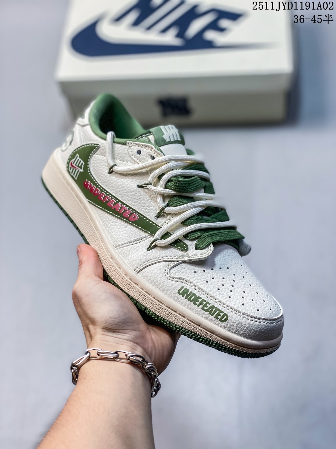 💰210 公司级
海外爆款限量发售！Travis Scott x Fragment Design x Jordan Air Jordan 1 Low OG SP  “斯图西联名——米绿帆布抽绳” 多方联名合作融合了Travi翻毛蓝勾s Scott 独特的音乐风格，藤原浩个性的设计风格以及Jordan品牌的经典元素 使其成为一双具有独特身份和价值的鞋子 清新而立体的外观加上联名标识更突出了其独特身份 这种配色方案显示出活力和时尚感 在视觉上引人注目  鞋身的质感和细腻的细节处理使其显得高端而格调十足  这款“倒钩”联名是设计与创意完美结合  融合多方的个性风格是一款备受瞩目的潮流鞋款  低帮休闲板鞋 定制鞋盒 大厂品质出货 超高清洁度 皮料切割干净无任何毛边 细节完美 
 货号:DM6868-102
 Size:36 36.5 37.5 38 38.5 39 40 40.5 41 42 42.5 43 44 44.5 45
11JYD1191A02