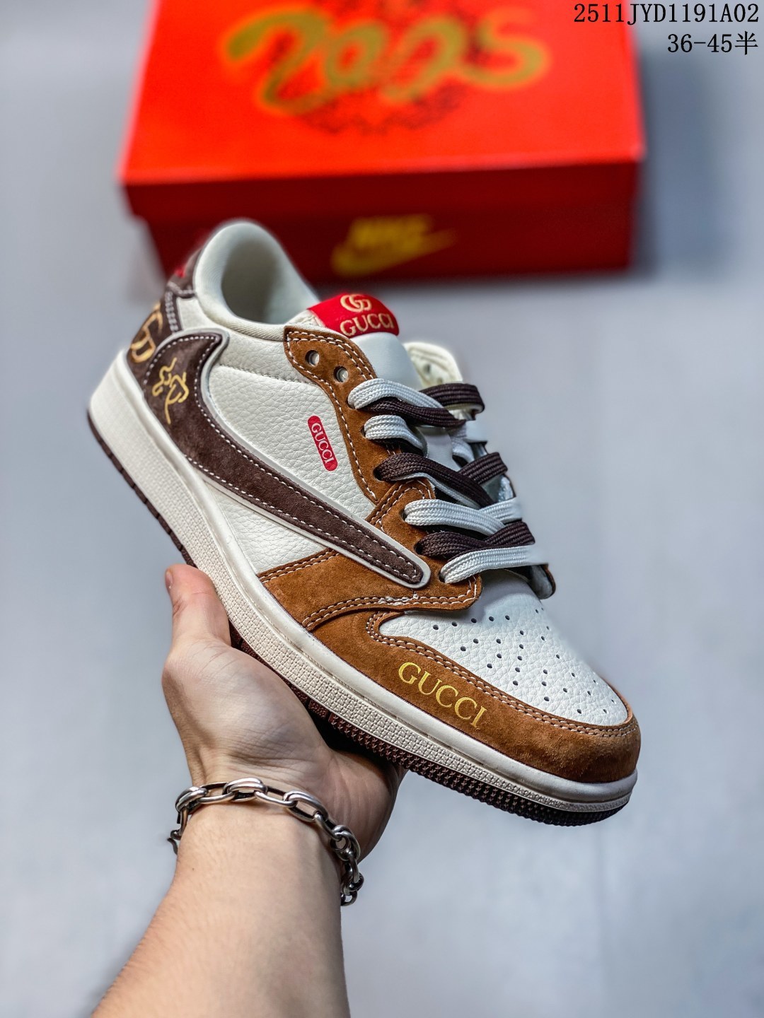 🈴 💰210 公司级
海外爆款限量发售！Travis Scott x Fragment Design x Jordan Air Jordan 1 Low OG SP  “斯图西联名——米绿帆布抽绳” 多方联名合作融合了Travi翻毛蓝勾s Scott 独特的音乐风格，藤原浩个性的设计风格以及Jordan品牌的经典元素 使其成为一双具有独特身份和价值的鞋子 清新而立体的外观加上联名标识更突出了其独特身份 这种配色方案显示出活力和时尚感 在视觉上引人注目  鞋身的质感和细腻的细节处理使其显得高端而格调十足  这款“倒钩”联名是设计与创意完美结合  融合多方的个性风格是一款备受瞩目的潮流鞋款  低帮休闲板鞋 定制鞋盒 大厂品质出货 超高清洁度 皮料切割干净无任何毛边 细节完美 
 货号:DM6868-102
 Size:36 36.5 37.5 38 38.5 39 40 40.5 41 42 42.5 43 44 44.5 45
11JYD1191A02