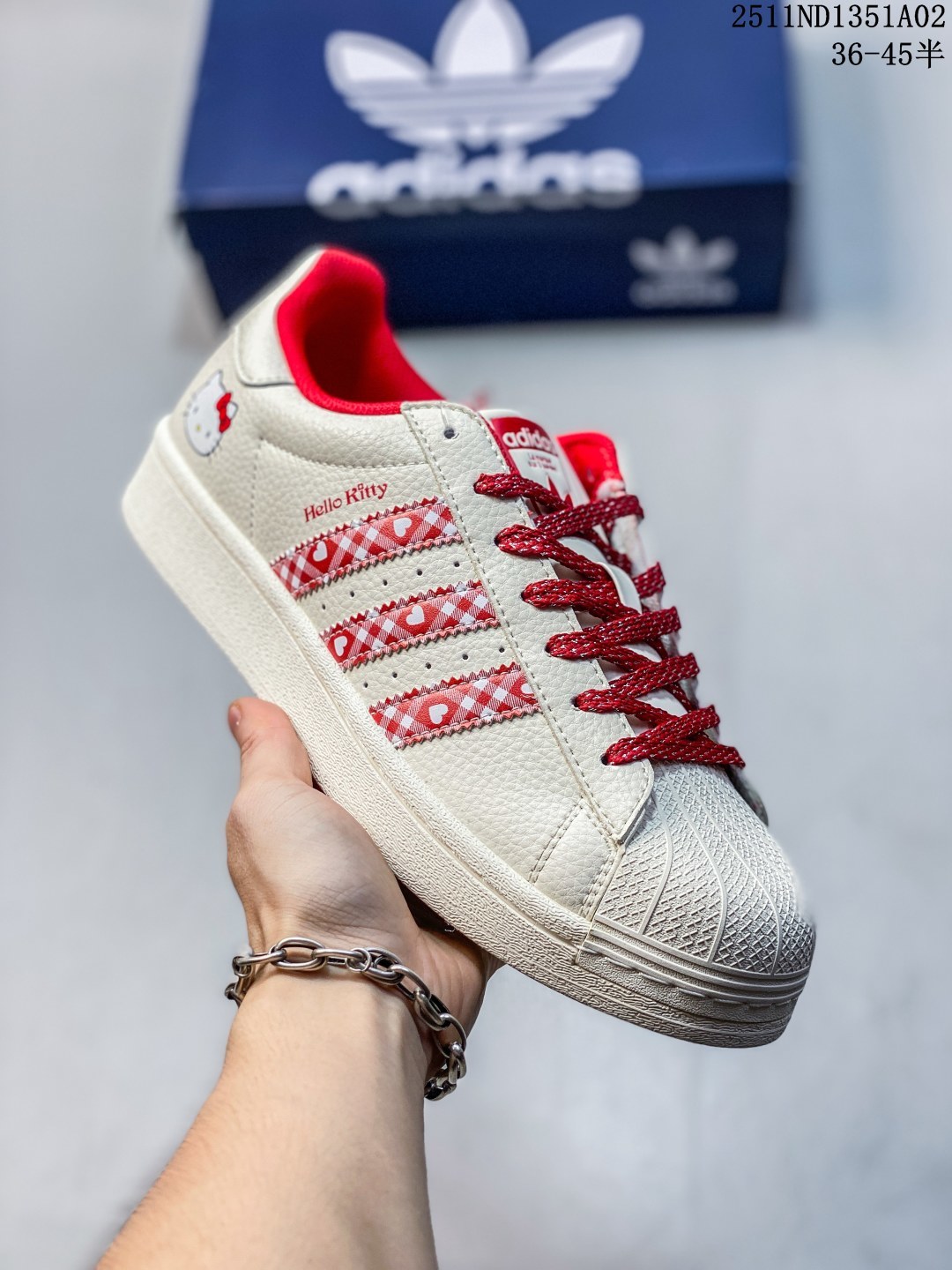 公司级 高端定制adidas Superstar 斯图西联名-白蓝 延续 Adidas 标志性贝壳头,以米白为主调的鞋身,宛如复古画报的底色,质感皮质细腻又挺括,复刻着半个世纪前的经典廓形.三道杠缀满蓝白涂鸦纹理,是 Stüssy 标志性的艺术表达;鞋舌、后跟的深海蓝撞色,像街头潮人随性搭的配饰,还有专属金属三叶草挂饰 高端定制 低帮休闲板鞋 定制鞋盒 大厂品质出货 超高清洁度 皮料切割干净无任何毛边 细节完美 货号:XG0009 ND1351A02
