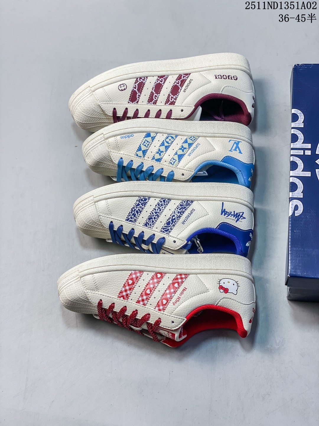 公司级 高端定制adidas Superstar 斯图西联名-白蓝 延续 Adidas 标志性贝壳头,以米白为主调的鞋身,宛如复古画报的底色,质感皮质细腻又挺括,复刻着半个世纪前的经典廓形.三道杠缀满蓝白涂鸦纹理,是 Stüssy 标志性的艺术表达;鞋舌、后跟的深海蓝撞色,像街头潮人随性搭的配饰,还有专属金属三叶草挂饰 高端定制 低帮休闲板鞋 定制鞋盒 大厂品质出货 超高清洁度 皮料切割干净无任何毛边 细节完美 货号:XG0009 ND1351A02