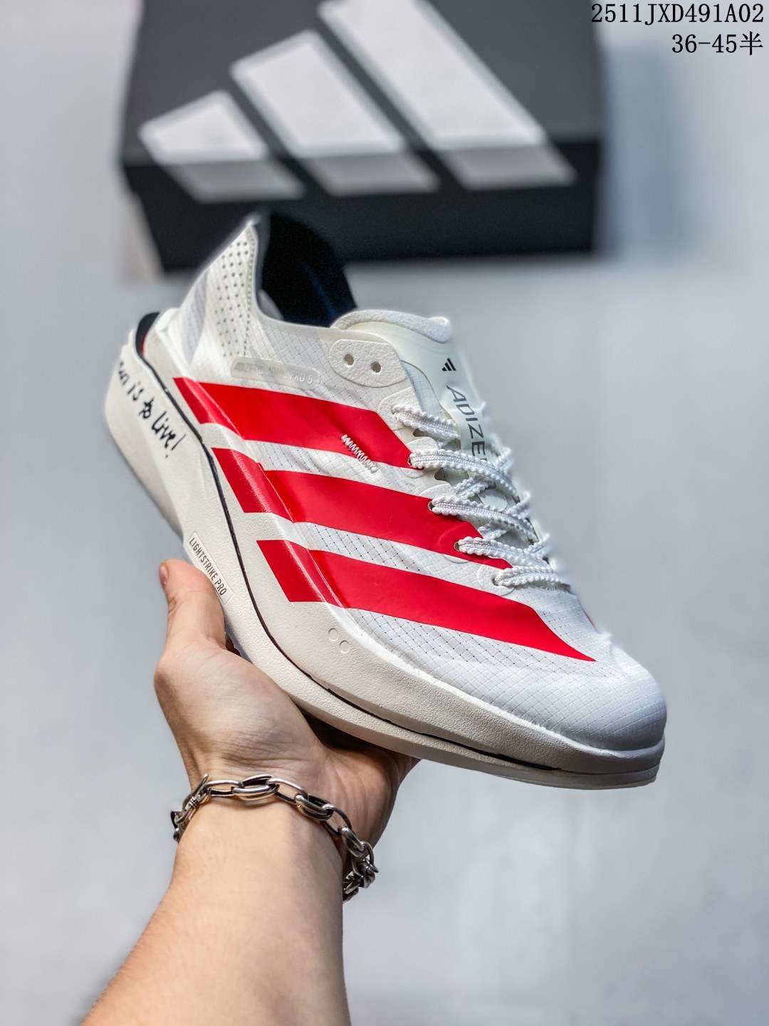 【新品🔥公司级】阿迪达斯 ADIZEROADIOSPRO 5 超轻马拉松碳柱专业竞速跑鞋5 运动鞋.adidas Adizero Adios Pro 5 是阿迪达斯旗下专业的马拉松竞速跑鞋,属于ADIZERO系列的最新产品.根据目前曝光的信息,Pro 5 在上一代的基础上进行了显著升级,采用了‌碳柱+碳板‌的双重推进系统设计,并且有消息称其使用了‌环形碳板‌,在风格和性能上都有较大变化,旨在为跑者提供更强的能量回馈和推进力,助力竞速表现‌. 货号: JR1671 含半码 编码: KMTI1027ZVL 11JXD491A02