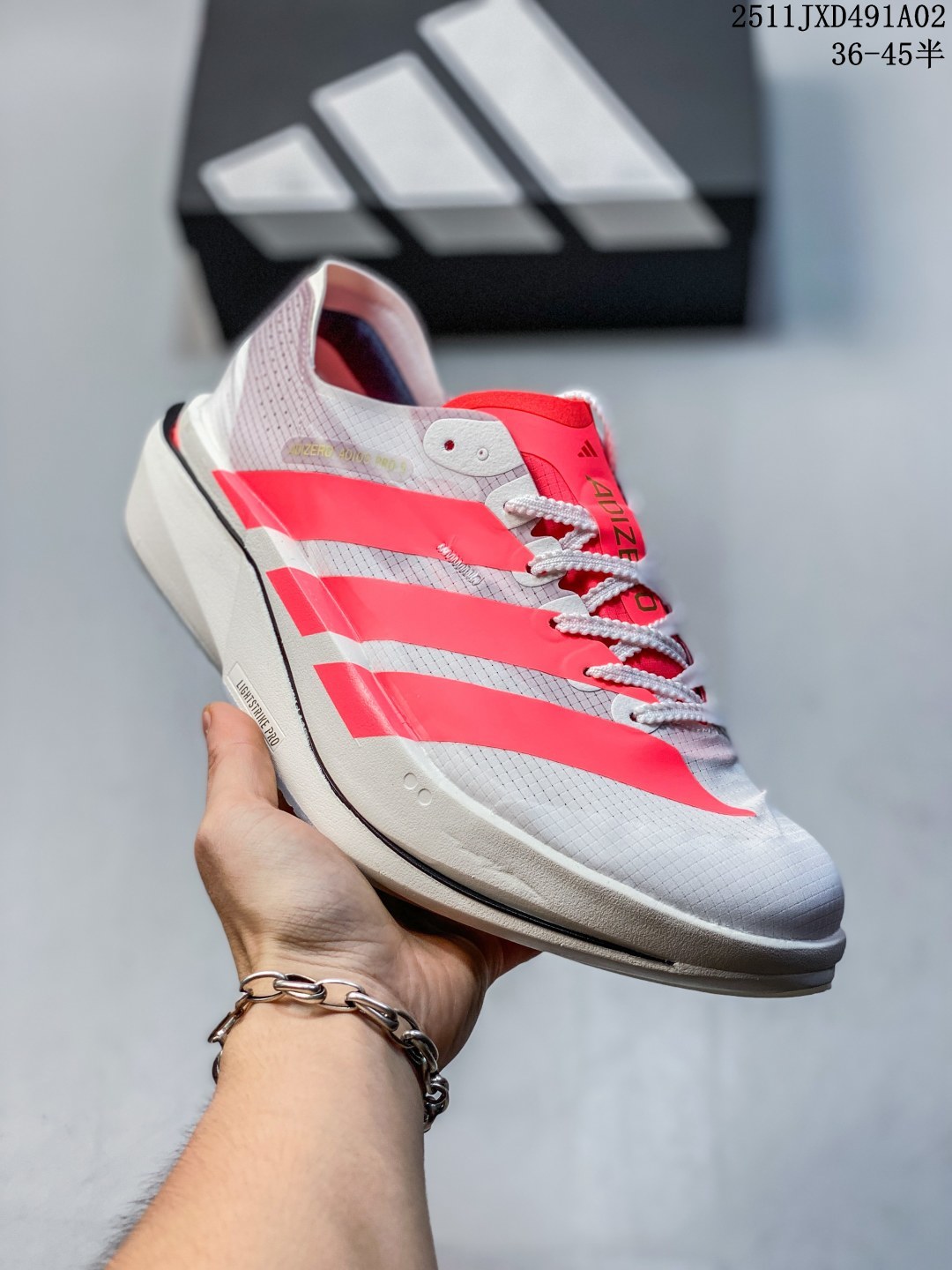 【新品🔥公司级】阿迪达斯 ADIZEROADIOSPRO 5 超轻马拉松碳柱专业竞速跑鞋5 运动鞋.adidas Adizero Adios Pro 5 是阿迪达斯旗下专业的马拉松竞速跑鞋,属于ADIZERO系列的最新产品.根据目前曝光的信息,Pro 5 在上一代的基础上进行了显著升级,采用了‌碳柱+碳板‌的双重推进系统设计,并且有消息称其使用了‌环形碳板‌,在风格和性能上都有较大变化,旨在为跑者提供更强的能量回馈和推进力,助力竞速表现‌. 货号: JR1671 含半码 编码: KMTI1027ZVL 11JXD491A02