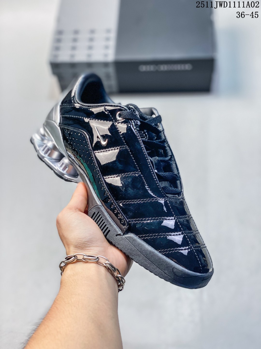 纯原 耐克 Nick T90 SHOX MAGIA SP 运动缓震跑步鞋! 保留经典马拉松鞋款造型双层材质 兼顾包裹感以及透气性带来最佳的专业级跑鞋体验! 货号:IM9326 尺码:如图所示 编码:102132 11JWD1111A02