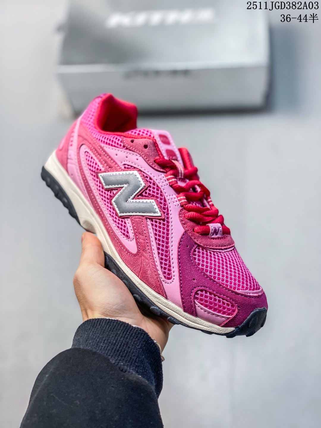 【公司级】新百伦 2025年新款 New Balance 204L 2025年夏季登场:复古薄底鞋重塑都市运动美学时尚运动跑步鞋,以复古薄底设计与室内足球鞋灵感,打造兼具轻量化通勤与潮流穿搭的多功能鞋款.采用麂皮与网眼拼接鞋面,搭配大地色系或静奢浅褐配色,呈现复古与现代的平衡.薄底优化:中底采用超薄EVA缓震,结合颗粒状外底纹路,确保贴地感与灵活性,同时视觉上拉长腿部线条.细节升级:鞋侧反光大“N”字Logo与204L后跟标识增强辨识度,部分版本融入KITH联名银灰网眼材质,提升层次感. 含半码 11JGD382A03