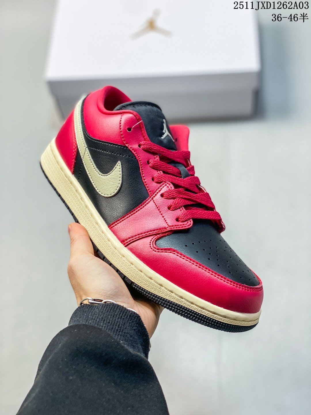 💰200。高品质 Jordan Air Jordan 1 舒适柔软 低帮 复古篮球鞋 女款 黑红色 主货号:DC0774-605 尺码36-46（带半码） 11JXD1262A03
