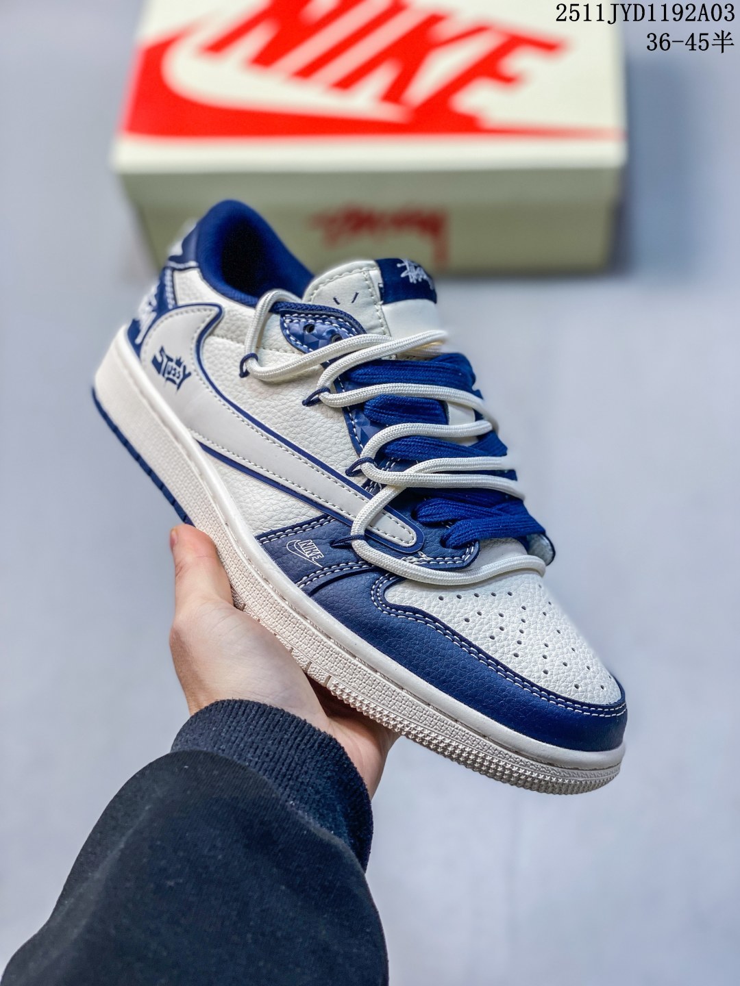 🈴 💰210 公司级
海外爆款限量发售！Travis Scott x Fragment Design x Jordan Air Jordan 1 Low OG SP  “LV联名—红尾抽绳” 多方联名合作融合了Travi翻毛蓝勾s Scott 独特的音乐风格，藤原浩个性的设计风格以及Jordan品牌的经典元素 使其成为一双具有独特身份和价值的鞋子 清新而立体的外观加上联名标识更突出了其独特身份 这种配色方案显示出活力和时尚感 在视觉上引人注目  鞋身的质感和细腻的细节处理使其显得高端而格调十足  这款“倒钩”联名是设计与创意完美结合  融合多方的个性风格是一款备受瞩目的潮流鞋款  低帮休闲板鞋 定制鞋盒 大厂品质出货 超高清洁度 皮料切割干净无任何毛边 细节完美 
 货号:DM6868-108
 Size:36 36.5 37.5 38 38.5 39 40 40.5 41 42 42.5 43 44 44.5 45
11JYD1192A03