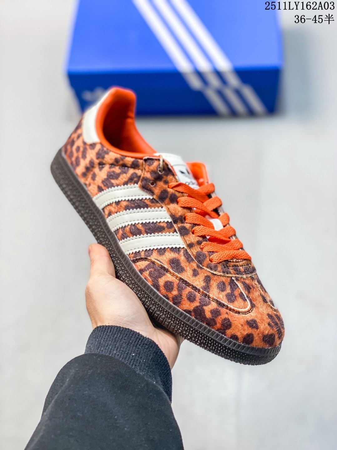 【特价🔥真标】阿迪达斯 Adidas Originals Gazelle Indoor复古三叶草防滑透明橡胶板鞋经典运动鞋 毛绒豹纹鞋面.这款经典鞋,忠于原版设计,缀撞色三条纹和鞋跟饰片.采用柔软织物鞋面,穿着舒适,搭配生胶外底,风格复古.用不同材料制作这款修长复古的从1970年代开始就很受欢迎的网球鞋.Gazelle Indoor拥有包边更宽的T字型鞋头,Gazelle开始将皮革材质引入训练鞋设计之中,从而减轻了运动员双脚的负担.当年这一改动也是为了更好的保护运动员的前掌,以及Gucci x Adidas Gazelle 系列就是以该鞋型为蓝本打造.• 常规型剪裁• 系带设计• 织物鞋面• 织物衬里;生胶全包大底• 舒适OrthoLite®鞋垫• 脚感舒适. 11LY162A03