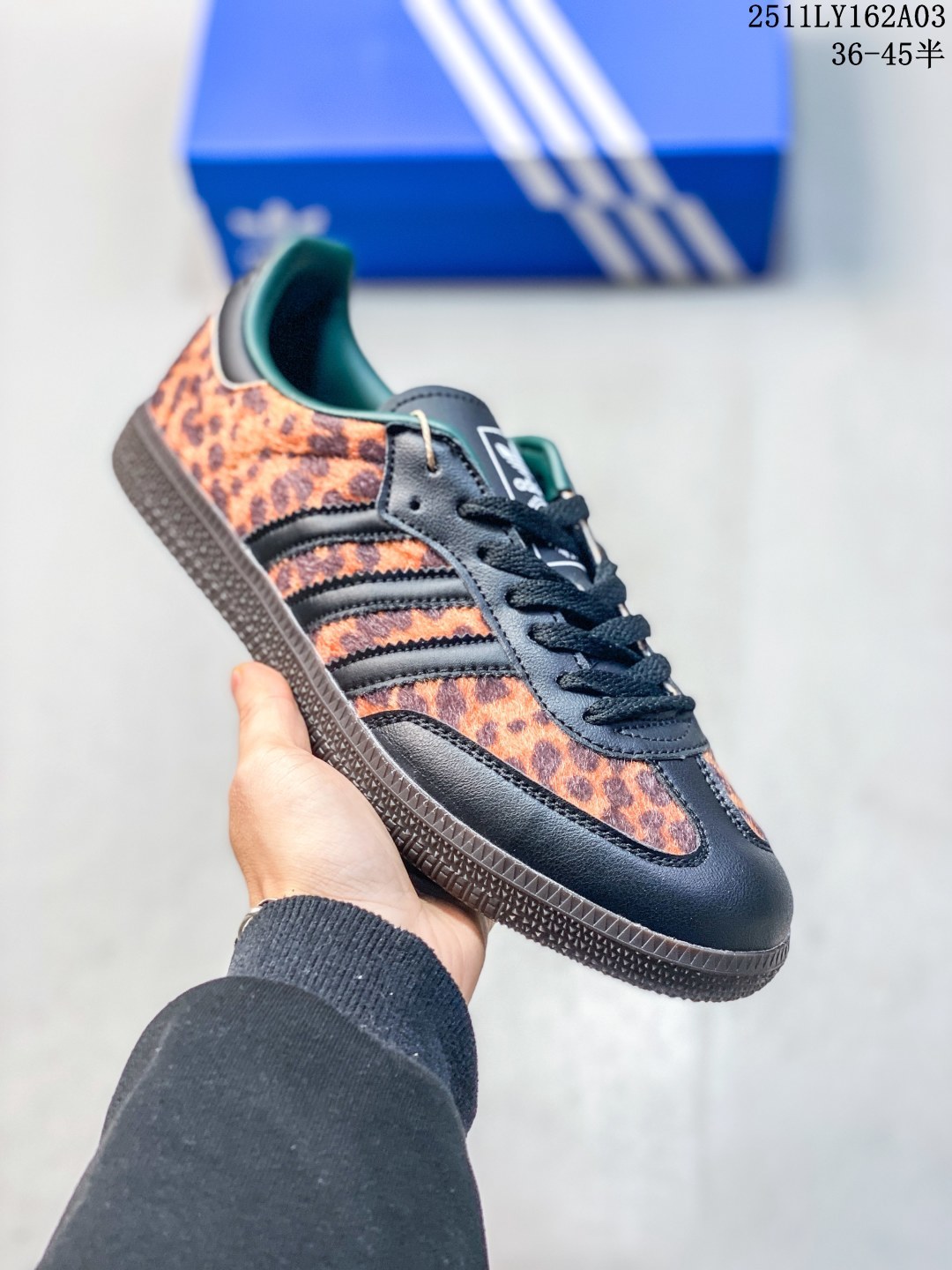 【特价🔥真标】阿迪达斯 Adidas Originals Gazelle Indoor复古三叶草防滑透明橡胶板鞋经典运动鞋 毛绒豹纹鞋面.这款经典鞋,忠于原版设计,缀撞色三条纹和鞋跟饰片.采用柔软织物鞋面,穿着舒适,搭配生胶外底,风格复古.用不同材料制作这款修长复古的从1970年代开始就很受欢迎的网球鞋.Gazelle Indoor拥有包边更宽的T字型鞋头,Gazelle开始将皮革材质引入训练鞋设计之中,从而减轻了运动员双脚的负担.当年这一改动也是为了更好的保护运动员的前掌,以及Gucci x Adidas Gazelle 系列就是以该鞋型为蓝本打造.• 常规型剪裁• 系带设计• 织物鞋面• 织物衬里;生胶全包大底• 舒适OrthoLite®鞋垫• 脚感舒适. 11LY162A03