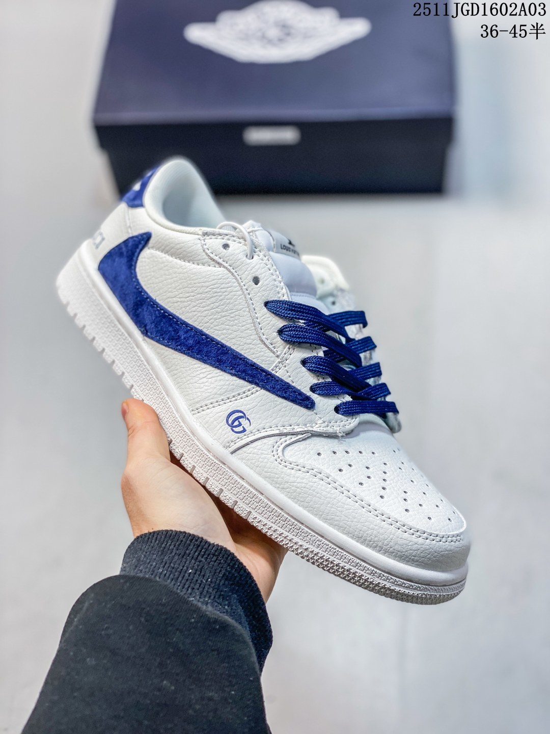 长期补货💰180
海外爆款限量发售！Nike Jordan Air Jordan 1 “古驰联名——米蓝猪八勾” 高端定制 乔丹低帮休闲板鞋 大厂品质出货 纯正版型 定制鞋盒 皮料切割干净无任何毛边 细节完美  超高清洁度
货号：XS2025-081
Size：36 36.5 37.5 38 38.5 39 40 40.5 41 42 42.5 43 44 44.5 45
11JGD1602A03