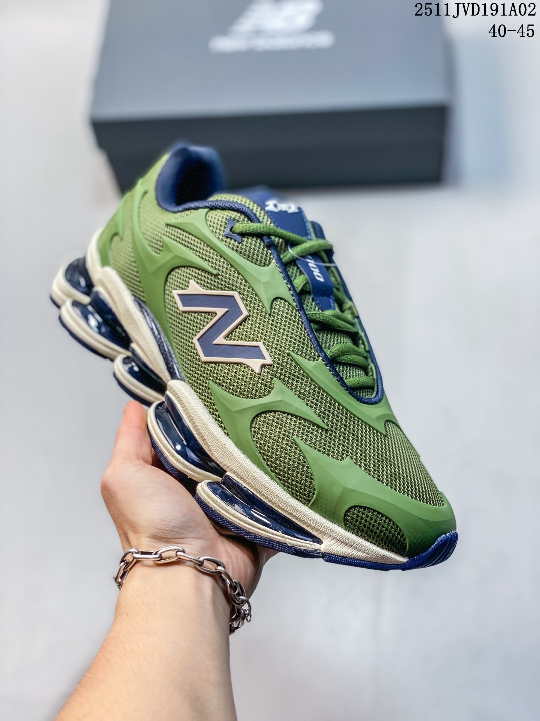 纯原 New Balance 2000 NB2000 新百伦2000 纽巴伦2000 低帮 纯白色 男女同款 舒适百搭防滑耐磨低邦休闲跑步鞋 以其独特的设计和出色的舒适度备受青睐;这款鞋子采用轻盈透气的网面材质,确保双脚在穿着时保持干爽;鞋身搭配简约的线条设计,既时尚又不失低调;鞋面线条设计精巧,层次感十足,既融入了现代时尚元素,又保留了经典韵味.细节方面,鞋舌和鞋侧均印有New Balance的经典Logos,彰显品牌魅力.极具视觉冲击力的5根ABZORBL缓震科技更是一大亮点,以及无缝鞋面的设计,加上3M反光材质的装饰,能够高效吸收行走时产生的冲击力,即便长时间穿着也能保持舒适,真正做到了将时尚与功能性完美融合. 货号:U20005UW 11JVD191A02