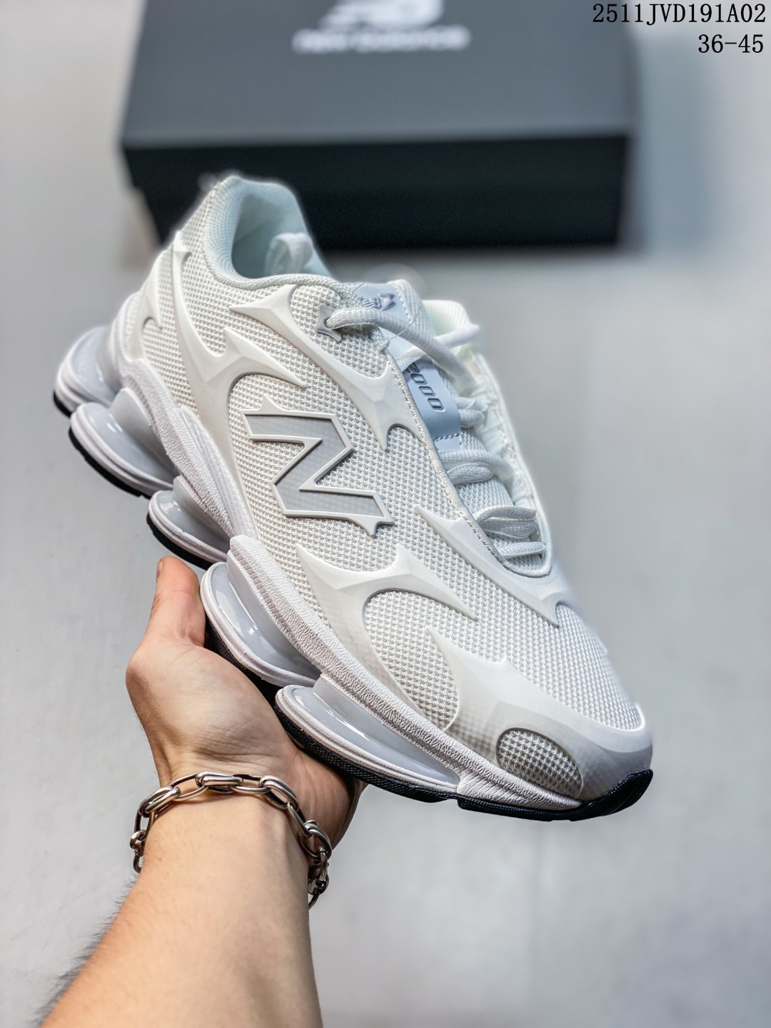 纯原 New Balance 2000 NB2000 新百伦2000 纽巴伦2000 低帮 纯白色 男女同款 舒适百搭防滑耐磨低邦休闲跑步鞋 以其独特的设计和出色的舒适度备受青睐;这款鞋子采用轻盈透气的网面材质,确保双脚在穿着时保持干爽;鞋身搭配简约的线条设计,既时尚又不失低调;鞋面线条设计精巧,层次感十足,既融入了现代时尚元素,又保留了经典韵味.细节方面,鞋舌和鞋侧均印有New Balance的经典Logos,彰显品牌魅力.极具视觉冲击力的5根ABZORBL缓震科技更是一大亮点,以及无缝鞋面的设计,加上3M反光材质的装饰,能够高效吸收行走时产生的冲击力,即便长时间穿着也能保持舒适,真正做到了将时尚与功能性完美融合. 货号:U20005UW 11JVD191A02