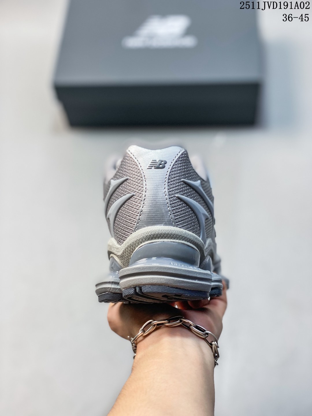 纯原 New Balance 2000 NB2000 新百伦2000 纽巴伦2000 低帮 纯白色 男女同款 舒适百搭防滑耐磨低邦休闲跑步鞋 以其独特的设计和出色的舒适度备受青睐;这款鞋子采用轻盈透气的网面材质,确保双脚在穿着时保持干爽;鞋身搭配简约的线条设计,既时尚又不失低调;鞋面线条设计精巧,层次感十足,既融入了现代时尚元素,又保留了经典韵味.细节方面,鞋舌和鞋侧均印有New Balance的经典Logos,彰显品牌魅力.极具视觉冲击力的5根ABZORBL缓震科技更是一大亮点,以及无缝鞋面的设计,加上3M反光材质的装饰,能够高效吸收行走时产生的冲击力,即便长时间穿着也能保持舒适,真正做到了将时尚与功能性完美融合. 货号:U20005UW 11JVD191A02