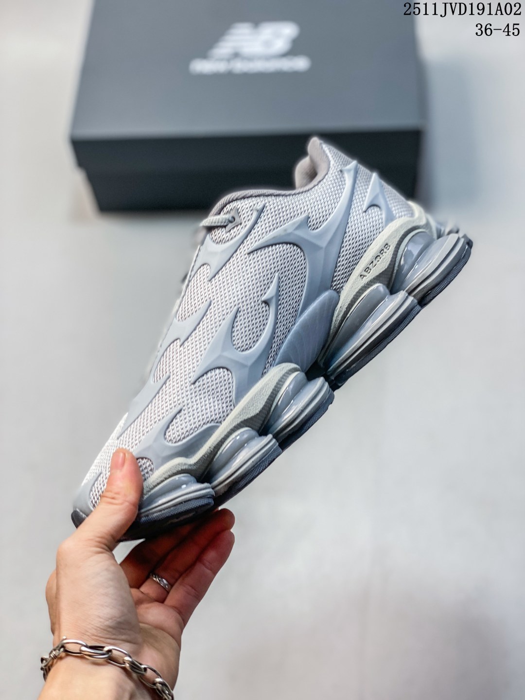纯原 New Balance 2000 NB2000 新百伦2000 纽巴伦2000 低帮 纯白色 男女同款 舒适百搭防滑耐磨低邦休闲跑步鞋 以其独特的设计和出色的舒适度备受青睐;这款鞋子采用轻盈透气的网面材质,确保双脚在穿着时保持干爽;鞋身搭配简约的线条设计,既时尚又不失低调;鞋面线条设计精巧,层次感十足,既融入了现代时尚元素,又保留了经典韵味.细节方面,鞋舌和鞋侧均印有New Balance的经典Logos,彰显品牌魅力.极具视觉冲击力的5根ABZORBL缓震科技更是一大亮点,以及无缝鞋面的设计,加上3M反光材质的装饰,能够高效吸收行走时产生的冲击力,即便长时间穿着也能保持舒适,真正做到了将时尚与功能性完美融合. 货号:U20005UW 11JVD191A02