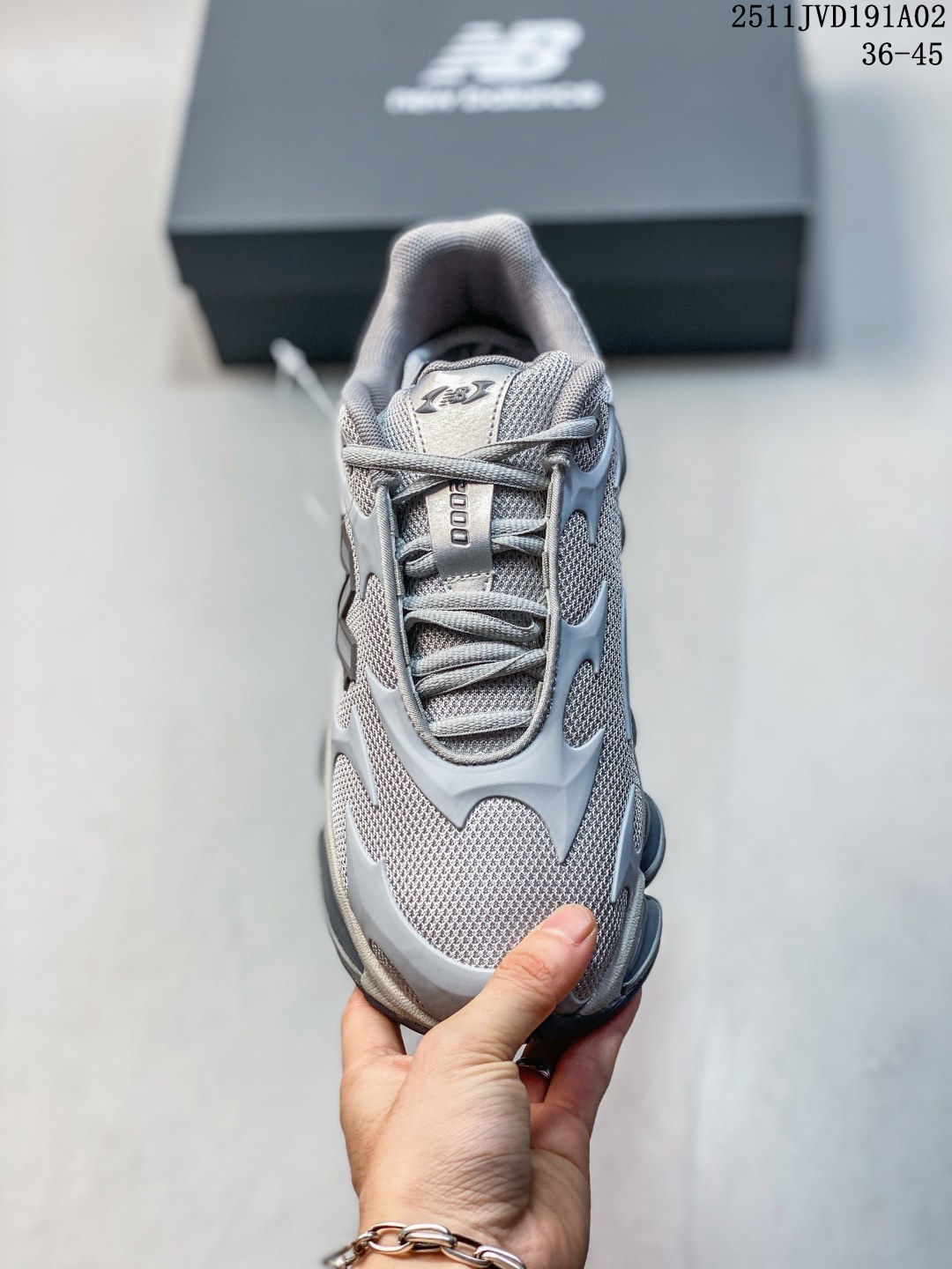 纯原 New Balance 2000 NB2000 新百伦2000 纽巴伦2000 低帮 纯白色 男女同款 舒适百搭防滑耐磨低邦休闲跑步鞋 以其独特的设计和出色的舒适度备受青睐;这款鞋子采用轻盈透气的网面材质,确保双脚在穿着时保持干爽;鞋身搭配简约的线条设计,既时尚又不失低调;鞋面线条设计精巧,层次感十足,既融入了现代时尚元素,又保留了经典韵味.细节方面,鞋舌和鞋侧均印有New Balance的经典Logos,彰显品牌魅力.极具视觉冲击力的5根ABZORBL缓震科技更是一大亮点,以及无缝鞋面的设计,加上3M反光材质的装饰,能够高效吸收行走时产生的冲击力,即便长时间穿着也能保持舒适,真正做到了将时尚与功能性完美融合. 货号:U20005UW 11JVD191A02