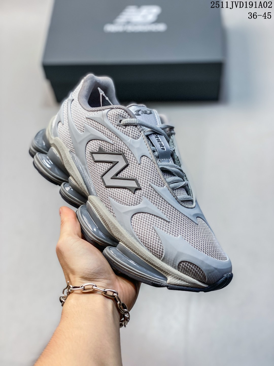 纯原 New Balance 2000 NB2000 新百伦2000 纽巴伦2000 低帮 纯白色 男女同款 舒适百搭防滑耐磨低邦休闲跑步鞋 以其独特的设计和出色的舒适度备受青睐;这款鞋子采用轻盈透气的网面材质,确保双脚在穿着时保持干爽;鞋身搭配简约的线条设计,既时尚又不失低调;鞋面线条设计精巧,层次感十足,既融入了现代时尚元素,又保留了经典韵味.细节方面,鞋舌和鞋侧均印有New Balance的经典Logos,彰显品牌魅力.极具视觉冲击力的5根ABZORBL缓震科技更是一大亮点,以及无缝鞋面的设计,加上3M反光材质的装饰,能够高效吸收行走时产生的冲击力,即便长时间穿着也能保持舒适,真正做到了将时尚与功能性完美融合. 货号:U20005UW 11JVD191A02