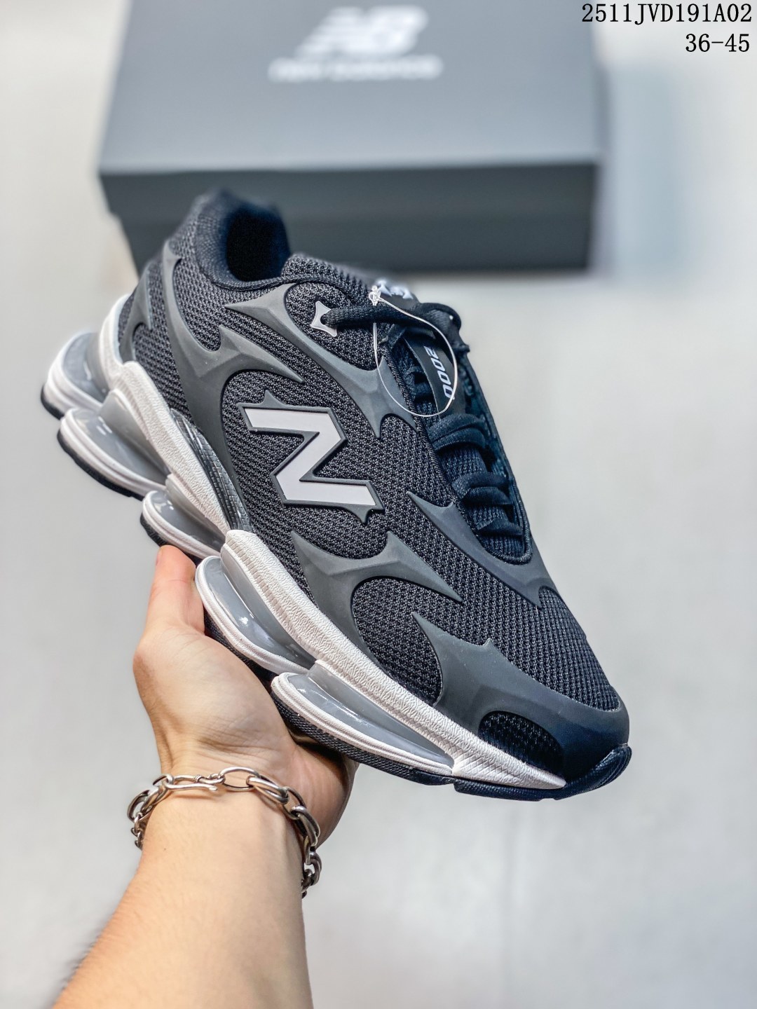 纯原 New Balance 2000 NB2000 新百伦2000 纽巴伦2000 低帮 纯白色 男女同款 舒适百搭防滑耐磨低邦休闲跑步鞋 以其独特的设计和出色的舒适度备受青睐;这款鞋子采用轻盈透气的网面材质,确保双脚在穿着时保持干爽;鞋身搭配简约的线条设计,既时尚又不失低调;鞋面线条设计精巧,层次感十足,既融入了现代时尚元素,又保留了经典韵味.细节方面,鞋舌和鞋侧均印有New Balance的经典Logos,彰显品牌魅力.极具视觉冲击力的5根ABZORBL缓震科技更是一大亮点,以及无缝鞋面的设计,加上3M反光材质的装饰,能够高效吸收行走时产生的冲击力,即便长时间穿着也能保持舒适,真正做到了将时尚与功能性完美融合. 货号:U20005UW 11JVD191A02