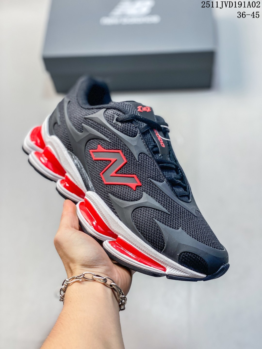 纯原 New Balance 2000 NB2000 新百伦2000 纽巴伦2000 低帮 纯白色 男女同款 舒适百搭防滑耐磨低邦休闲跑步鞋 以其独特的设计和出色的舒适度备受青睐;这款鞋子采用轻盈透气的网面材质,确保双脚在穿着时保持干爽;鞋身搭配简约的线条设计,既时尚又不失低调;鞋面线条设计精巧,层次感十足,既融入了现代时尚元素,又保留了经典韵味.细节方面,鞋舌和鞋侧均印有New Balance的经典Logos,彰显品牌魅力.极具视觉冲击力的5根ABZORBL缓震科技更是一大亮点,以及无缝鞋面的设计,加上3M反光材质的装饰,能够高效吸收行走时产生的冲击力,即便长时间穿着也能保持舒适,真正做到了将时尚与功能性完美融合. 货号:U20005UW 11JVD191A02