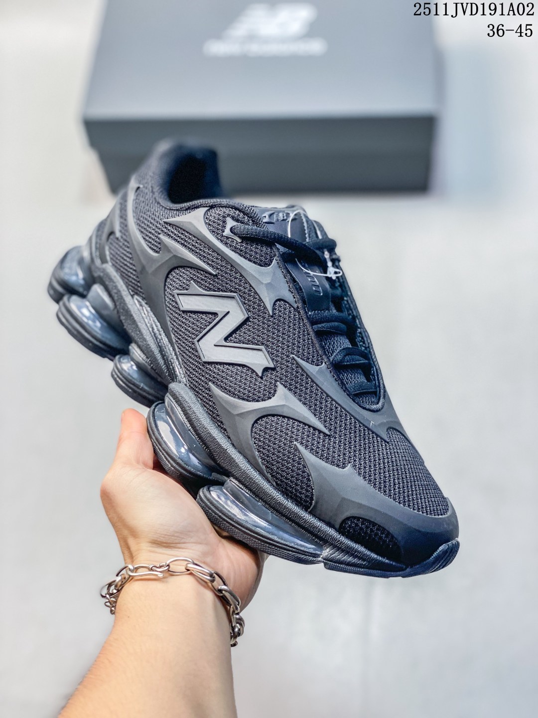 纯原 New Balance 2000 NB2000 新百伦2000 纽巴伦2000 低帮 纯白色 男女同款 舒适百搭防滑耐磨低邦休闲跑步鞋 以其独特的设计和出色的舒适度备受青睐;这款鞋子采用轻盈透气的网面材质,确保双脚在穿着时保持干爽;鞋身搭配简约的线条设计,既时尚又不失低调;鞋面线条设计精巧,层次感十足,既融入了现代时尚元素,又保留了经典韵味.细节方面,鞋舌和鞋侧均印有New Balance的经典Logos,彰显品牌魅力.极具视觉冲击力的5根ABZORBL缓震科技更是一大亮点,以及无缝鞋面的设计,加上3M反光材质的装饰,能够高效吸收行走时产生的冲击力,即便长时间穿着也能保持舒适,真正做到了将时尚与功能性完美融合. 货号:U20005UW 11JVD191A02