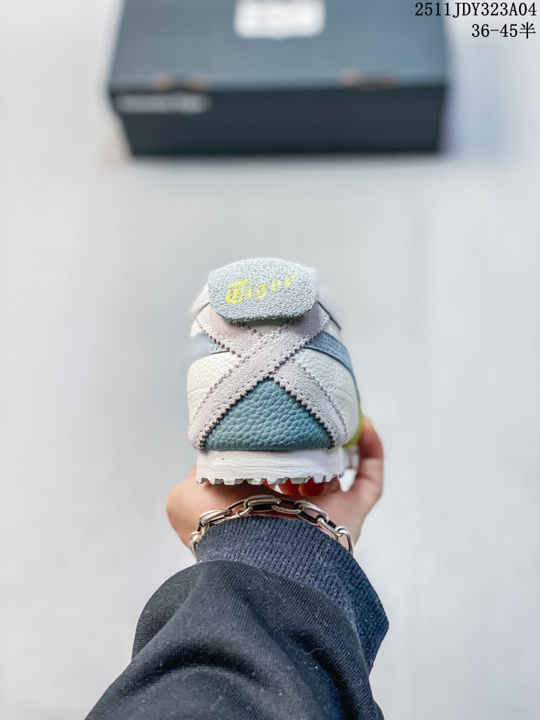 💰160 
亚瑟士 Asics Onitsuka Tiger MEXICO 66 亚瑟士鬼冢虎复古经典板鞋 市场最强版本 每个配色均购入原鞋校对 真正原厂头层牛皮 如假包赔 纹路、色泽、皮心颜色 质感百分百还原 海外订单工厂出品 超成熟稳定的做工品控 原装全套纸板楦头开发 原汁原味 完美呈现版型 私模正确鞋底咬花纹路 一比一鞋头弧度高度鞋身弧度 绝不口嗨 细节品控鞋型随意秒杀市面 原档咬花纹路私模大底 一个单元有六个三角形 总体形拼接呈现花瓣状 官方四联吊牌 原装Ortholite轻量化鞋垫 原盒原配 质保卡 说明书 钢印防尘纸  纸板中底带钢印 乳胶组合鞋垫 支持全方位的对比专柜 产品从款式颜色造型上体现出追求舒适和细节的完美 鞋类更是推崇手工制作的严谨与完美 融舒适性与可穿性的设计风格 注重细节的完美和别致魅力 既保持稳重 又不失轻松的时尚感 
货号：1183C519-101
尺码：如图所示 
11JDY323A04