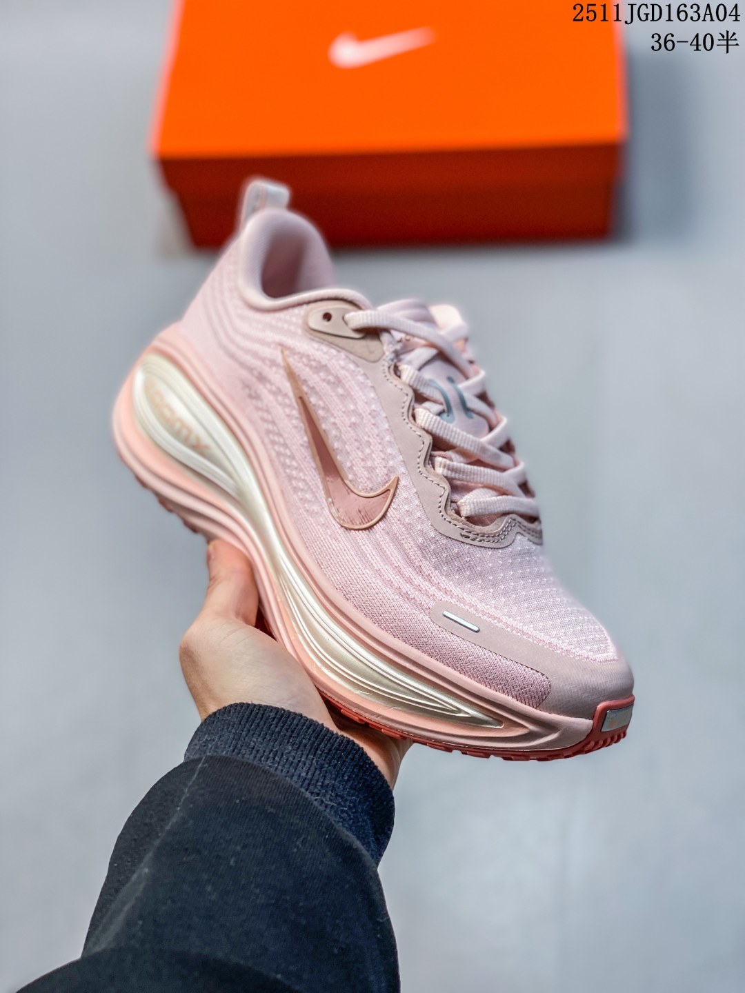 💰180 公司级 耐克Nike Vomero Plus 反转Swoosh｜跑鞋圈新王！厚底增高运动跑步鞋 时尚老爹鞋 这双Vomero Plus真的太绝了！反转Swoosh设计超有个性，缓震像踩云一样舒服，性价比吊打HOKA，跑渣必备啊！该鞋款采用创新设计，致敬Nike Run Club标志，并拥有升级的缓震科技，如ZoomX全大底和加厚后跟。中性色美学和3M反光条设计使其适合夜跑。此外，鞋垫内藏马拉松赛道图，鞋舌透气孔排成NRC字样，是耐克首次在跑鞋上使用反向Swoosh。市场预期该鞋款将成为年度断货王，与HOKA等品牌竞争。 11JGD163A04