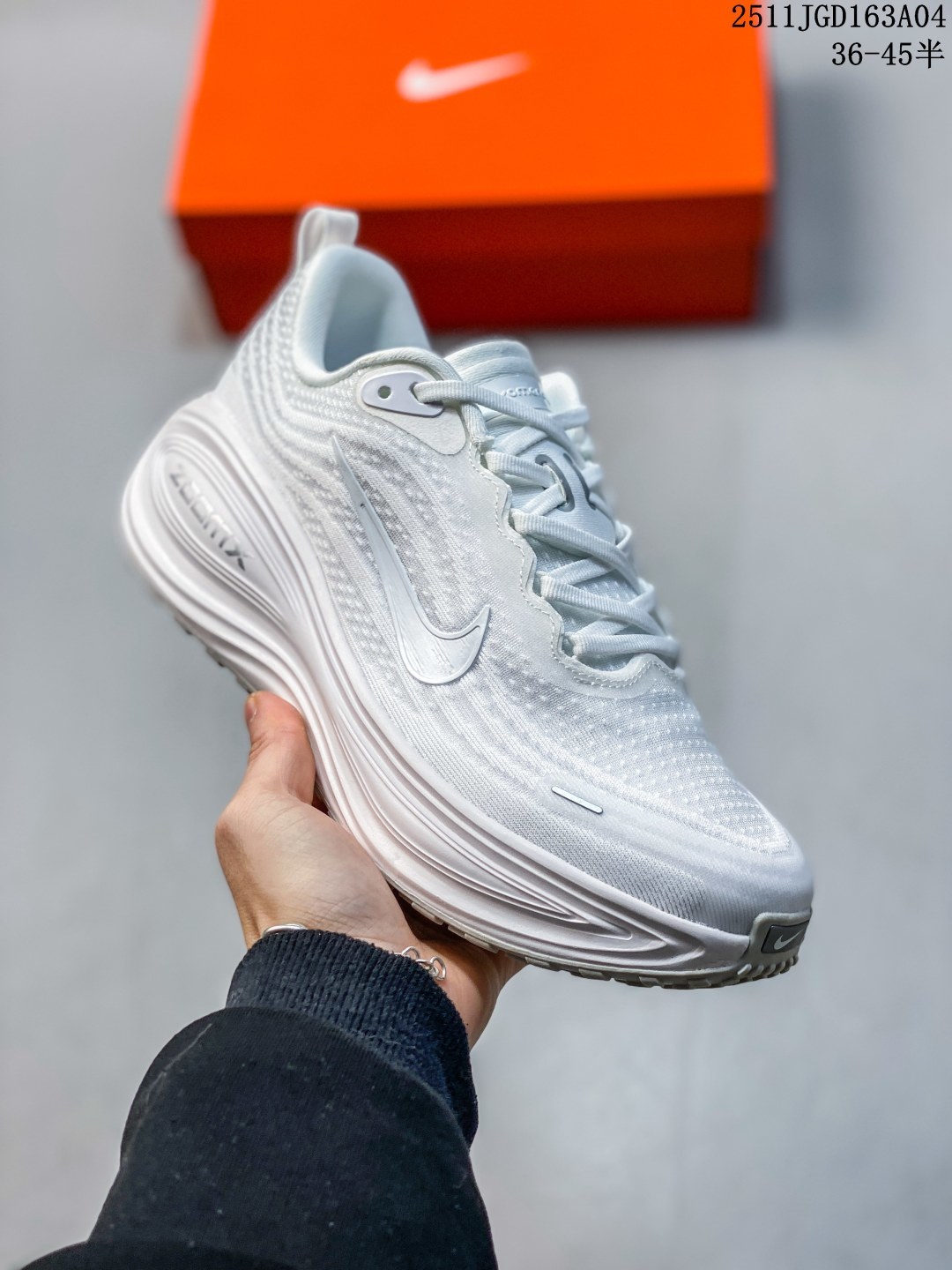 💰180 公司级 耐克Nike Vomero Plus 反转Swoosh｜跑鞋圈新王！厚底增高运动跑步鞋 时尚老爹鞋 这双Vomero Plus真的太绝了！反转Swoosh设计超有个性，缓震像踩云一样舒服，性价比吊打HOKA，跑渣必备啊！该鞋款采用创新设计，致敬Nike Run Club标志，并拥有升级的缓震科技，如ZoomX全大底和加厚后跟。中性色美学和3M反光条设计使其适合夜跑。此外，鞋垫内藏马拉松赛道图，鞋舌透气孔排成NRC字样，是耐克首次在跑鞋上使用反向Swoosh。市场预期该鞋款将成为年度断货王，与HOKA等品牌竞争。 11JGD163A04