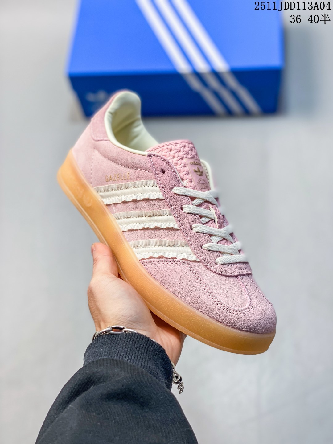 💰150 ✅AD Gazelle Indoor Trainers 羚羊内训系列低帮复古百搭休闲运动德训风板鞋 JI2709 90年代经典的复刻版！自60年代以足球训练鞋面世以来,Gazelle就以其经典设计席卷全球。1991年版本的复刻,再造经典Gazelle。采用皮革打造,搭配浊色细节,让这款经典更加简约。尺码：36-40半 ID：329JDD1105 11JDD113A04