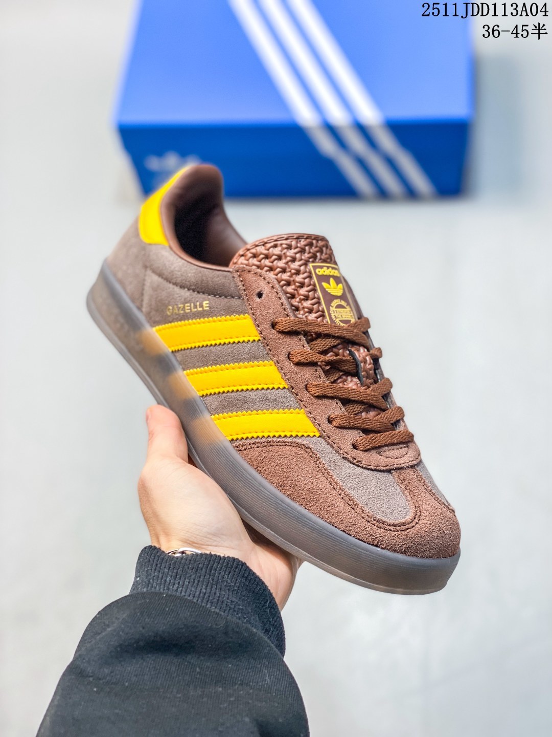 💰150✅AD Gazelle Indoor Trainers 羚羊内训系列低帮复古百搭休闲运动德训风板鞋 JI2709 90年代经典的复刻版！自60年代以足球训练鞋面世以来,Gazelle就以其经典设计席卷全球。1991年版本的复刻,再造经典Gazelle。采用皮革打造,搭配浊色细节,让这款经典更加简约。尺码：36-45半 ID：329JDD1105 11JDD113A04