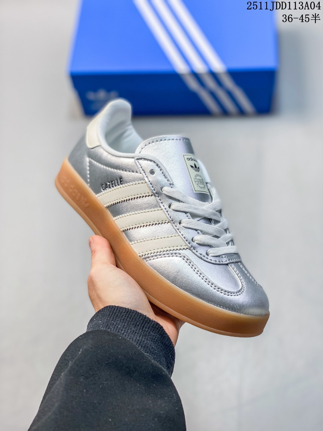 💰150 ✅AD Gazelle Indoor Trainers 羚羊内训系列低帮复古百搭休闲运动德训风板鞋 JI2709 90年代经典的复刻版！自60年代以足球训练鞋面世以来,Gazelle就以其经典设计席卷全球。1991年版本的复刻,再造经典Gazelle。采用皮革打造,搭配浊色细节,让这款经典更加简约。尺码：36-45半 ID：329JDD1105 11JDD113A04
