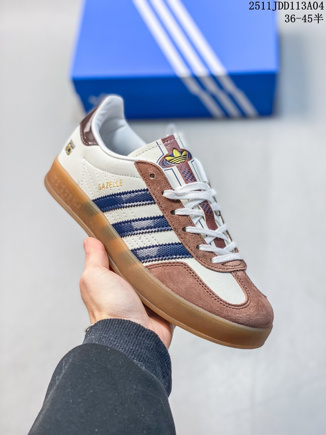 🈴 💰150✅AD Gazelle Indoor Trainers 羚羊内训系列低帮复古百搭休闲运动德训风板鞋 JI2709 90年代经典的复刻版！自60年代以足球训练鞋面世以来,Gazelle就以其经典设计席卷全球。1991年版本的复刻,再造经典Gazelle。采用皮革打造,搭配浊色细节,让这款经典更加简约。尺码：36-45半 ID：329JDD1105 11JDD113A04