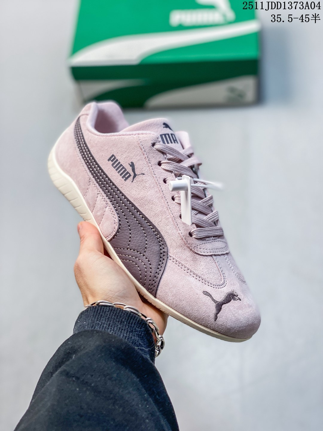 PUMA Speedca OG 彪马极速赛车系列低帮德训风拼接复古百搭休闲运动赛车鞋 鞋款从80、90年代赛车手所穿的防火赛车鞋为原型,鞋身线条模仿了赛车的流线廓形,体现了空气动力学原理的结构.简约流畅的外观,恰好又和贯穿其中的Formstrip Logo融合恰到好处,视觉上细节丰富且协调.本次Speedcat OG鞋款归来,最大看点自然式保留了窄版鞋型以及薄底构造.这两年各品牌鞋底越做越厚,Speedcat反其道而行之,上脚几乎无鞋底的效果带来耳目一新的视觉体验.鞋面依旧是以质感透气网面材质打造,并且大面积近乎全包裹的使用,复古味道也愈发浓烈.配色上更是将最原始的黑色和红色带回,向F1赛车队的标志性队服致敬.相信让各位一眼种草的更多是出挑的大红色,上脚即可瞬间点亮整体造型,在以球鞋为核心的OOTD中脱颖而出.而另一款黑色则是低调的万金油,彰显新潮个性的同时又不喧宾夺主,也是热爱简约系穿搭朋友的首选. 含半码 11JDD113A04