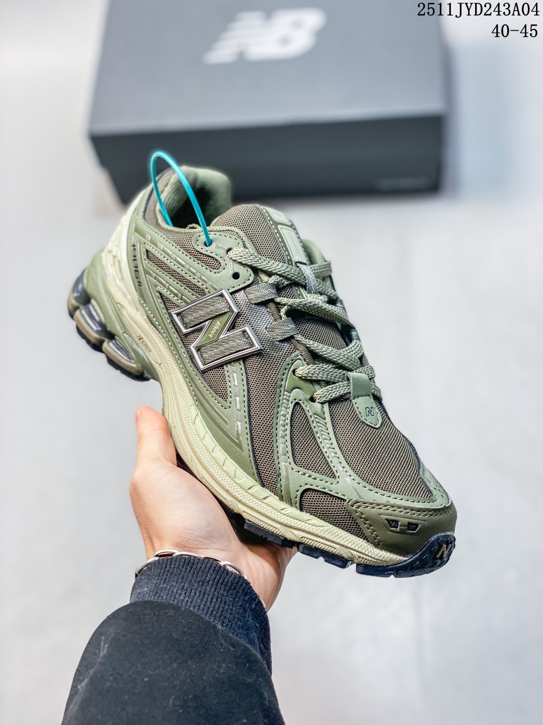 【公司级】新百伦 New Balance M1906系列 复古单品宝藏款.作为NB最经典的档案鞋型之一,与2002一样,1906有着NB最成熟的技术加持和复古款式,而本次推出的版本参照2002r的定位,相信会在性端做出权衡.单从造型上来看,依旧是vibe风格,味道很正,细节也很酷,这双1906r无疑必能打入复古爱好者的年度鞋款名录. 11JYD113A04