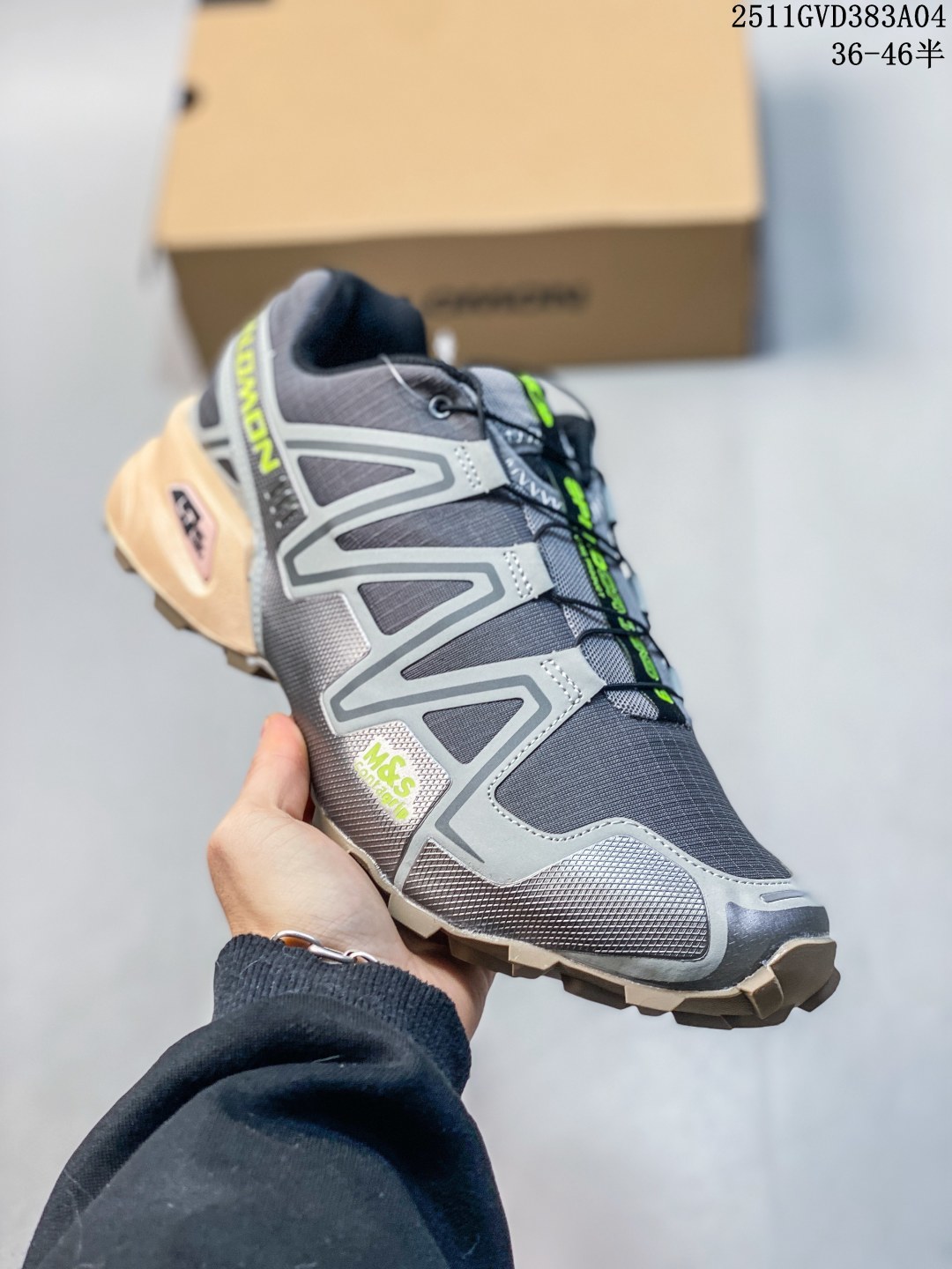 💰230
【新品🔥公司级】Salomon/萨洛蒙 Speedcross 3 减震 户外 织物 包裹性 支撑 防水 跑鞋 萨洛蒙 Salomon Speedcross 3是一款专为户外越野设计的运动鞋,主要适用于徒步、露营及轻度爬山等场景,兼具功能性与时尚感。防水透气:采用GTX防水材料,适合雨天或潮湿环境使用,兼顾透气性。 抓地防滑:橡胶大底采用立体齿痕设计,适应铺装路面与非铺装路面,但雨天湿滑路面需注意防滑。 系带系统:抽拉式系带设计,简化户外穿脱流程,减少鞋带散落困扰。 包裹性:鞋帮内采用织物包裹设计,搭配厚实海绵填充,提升后跟稳定性与舒适度。更适合徒步、露营等轻度户外活动,而非专业跑步。其中底缓震不足,长时间跑步可能造成疲劳。
