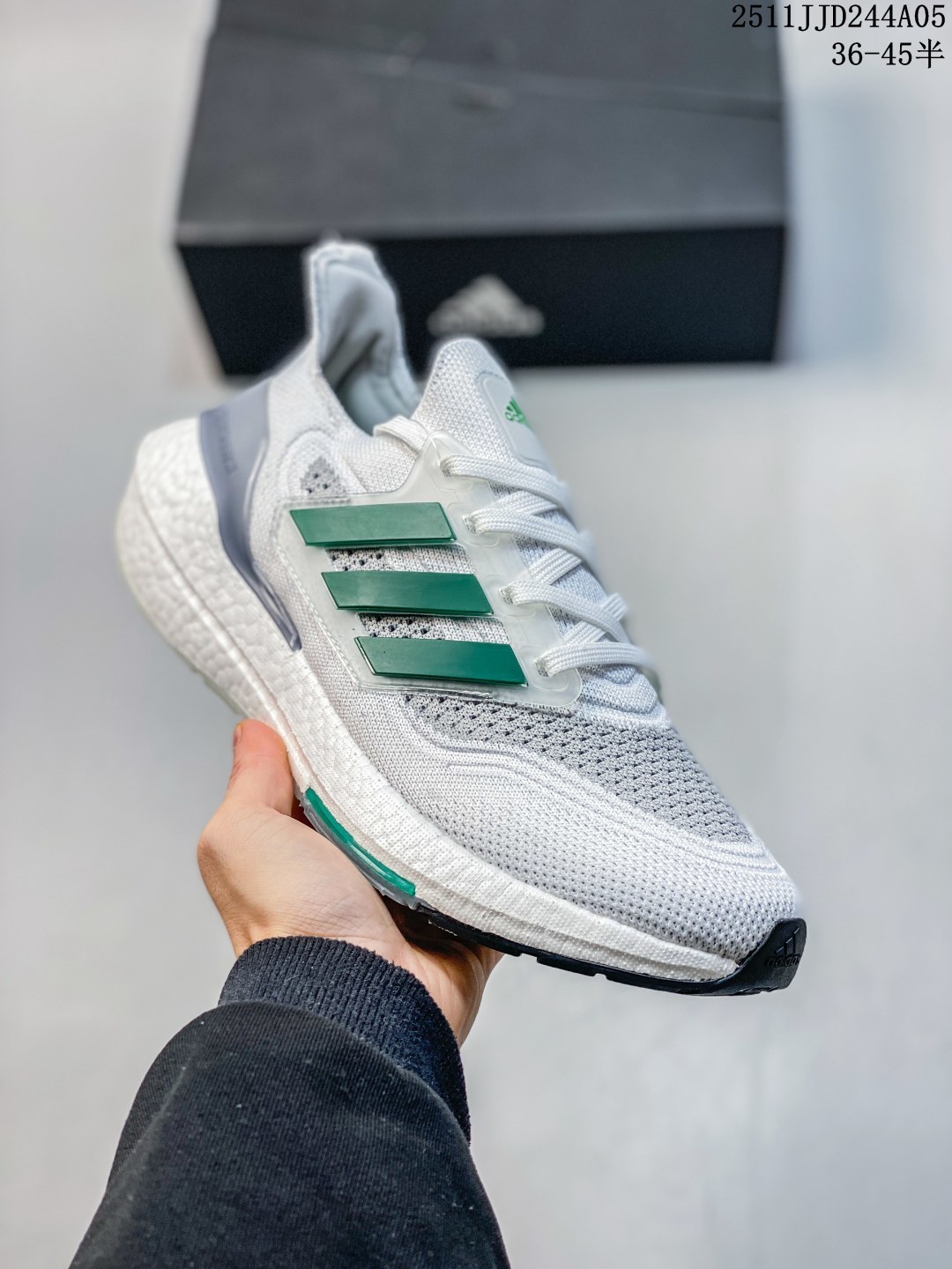 阿迪达斯 女鞋 ADIDAS ULTRABOOST 21 爆米花 低帮畅跑缓震回弹跑步运动鞋,ULTRABOOST 21以全新的外观示人.此次采用全新编制纹理的PRIMEBLUE材质鞋面替换以往传统的PK鞋面,与环保理念相融合,视觉效果更佳丰富,稳定效果出色.从视觉上就可以看到加厚的BOOST,略带夸张的设计带来前所未有的张力,回弹缓震性能也更加出色.最后外底的变化也很大,由三个部分组成,前掌边缘和核心区域依然为马牌橡胶外底,后跟和前掌连接采用透明质感的外底材质,视觉效果更佳丰富.从细节还可以看到侧边半透明TPU支架,后跟TPU支撑也略有变化,也是得整个外观更加协调,这次的变化可以说是UB一次颠覆,相信踩屎脚感更强.• 袜套般贴合• 系带设计• adidas Primeknit+鞋面• 织物衬里• 别致鞋跟片• Boost中底• 掌跟落差:10毫米(鞋跟30.5毫米 前掌20.5毫米)• ContinentalTM马牌橡胶打造的Stretchweb网格外底• Primeblue面料. 11JJD244A05