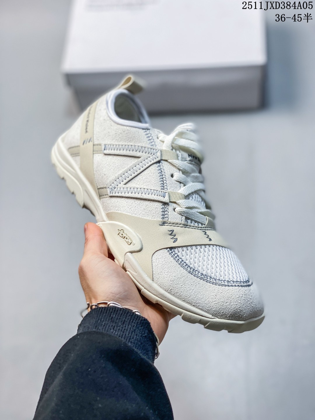 💰200 公司级
ISSEY MIYAKE/ x New Balance NB MT10O 舒适时尚 减震耐磨 低帮 生活休闲鞋 
▪️New Balance MT10O休闲鞋是一款由New Balance与日本时尚品牌（ISSEY MIYAKE）携手打造的联名鞋款。MT10O的设计灵感源自“感官身体和赤足运动”的概念，旨在还原赤足行走的感受。它模仿脚的形状，降低了脚的高度和体积，同时保留了越野跑的元素。鞋面采用轻质网布与柔软皮革相结合，既保证了透气性，又增添了质感。细绳鞋带的设计简约而不失时尚感。鞋底采用Vibram橡胶大底，赋予卓越的抓地力，适合多种地形穿着。中底采用薄薄的缓冲层，提供舒适的穿着体验。鞋身紧贴脚面，形成良好的包裹性，减少脚在鞋内的移动与摩擦。4毫米的低坡差设计更适合自然的中足落地方式，尽可能贴近地面，让穿着者能够更贴近地面，感受大自然的每一丝呼吸。
货号：MT10ODI
尺码：36-45半
11JXD384A05