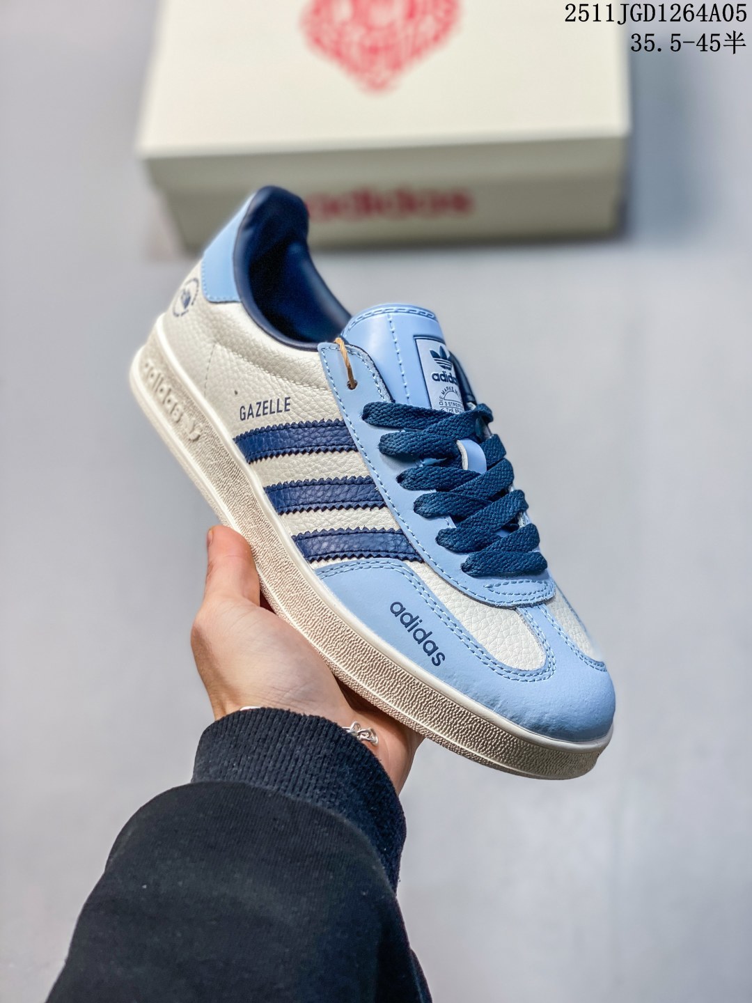 公司级 Adidas Gazelle Indoor x Gucci联名款,经典德训鞋型,皮革+麂皮拼接,灰绿蓝黄配色超有活力计.鞋侧有Adidas三条杠和Gucci标志,联名身份感满满!橡胶鞋底抓地力强. JGD1264A05