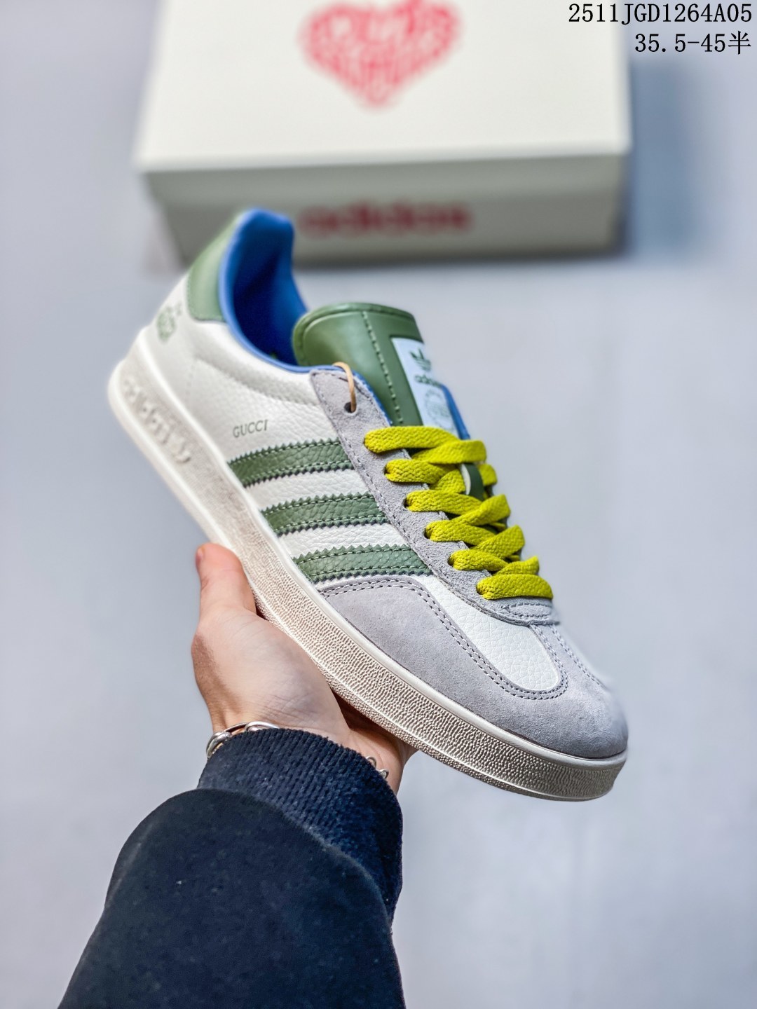 公司级 Adidas Gazelle Indoor x Gucci联名款,经典德训鞋型,皮革+麂皮拼接,灰绿蓝黄配色超有活力计.鞋侧有Adidas三条杠和Gucci标志,联名身份感满满!橡胶鞋底抓地力强. JGD1264A05