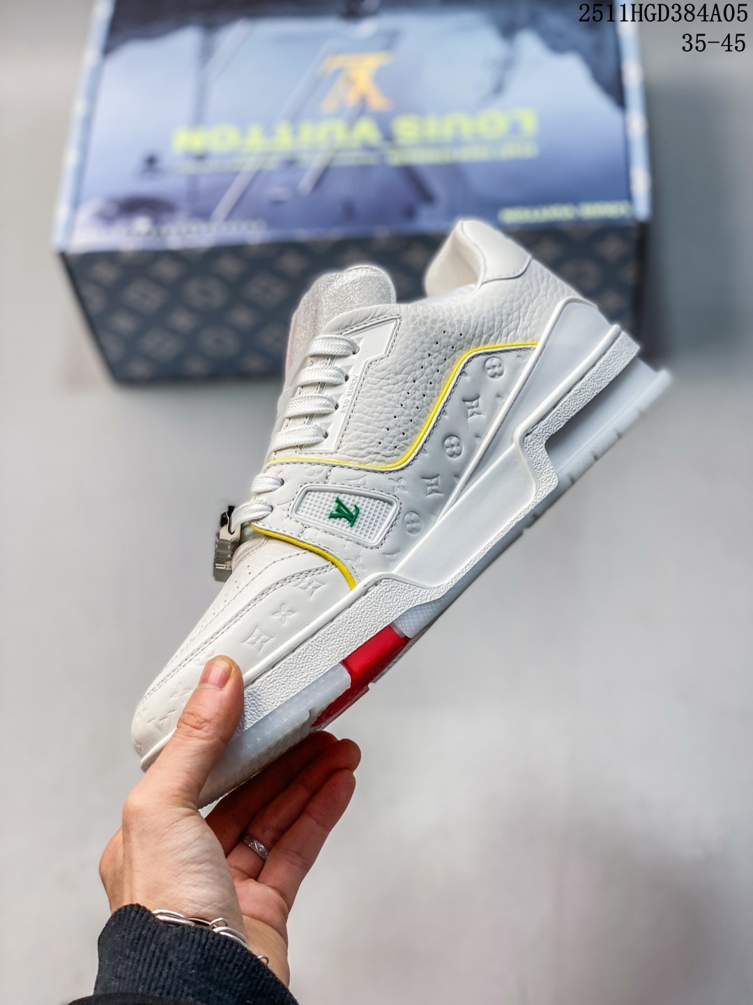 💰400 公司级
LV trainer 2025限定系列休闲运动篮球鞋 滑板鞋 
原版订制压纹粒面小牛皮 非市面超纤皮 大家要区分 对称老花纹水洗牛仔布；所有配件辅料都是按照原版1:1定制的 就连鞋带的配色都是1:1订做。原版一致私模TPU大底 很多心机小设计必须有原版才看得的到做的好，精品就是在于细节！原版一致芯片吊牌 感应直接进入lv 官网
代购天花板级别 全套原装飞机盒包装
请注意区分市面通货材料
尺码 35 36 37 38 39 40 41 42 43 44 45
11HGD384A05