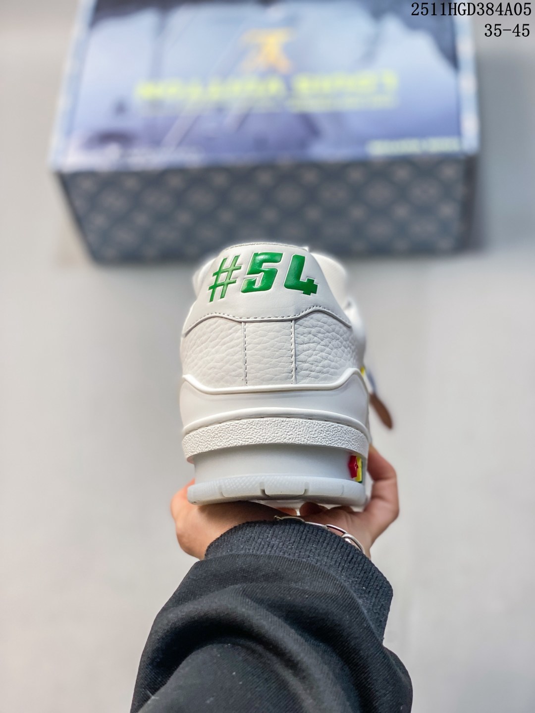 💰400 公司级
LV trainer 2025限定系列休闲运动篮球鞋 滑板鞋 
原版订制压纹粒面小牛皮 非市面超纤皮 大家要区分 对称老花纹水洗牛仔布；所有配件辅料都是按照原版1:1定制的 就连鞋带的配色都是1:1订做。原版一致私模TPU大底 很多心机小设计必须有原版才看得的到做的好，精品就是在于细节！原版一致芯片吊牌 感应直接进入lv 官网
代购天花板级别 全套原装飞机盒包装
请注意区分市面通货材料
尺码 35 36 37 38 39 40 41 42 43 44 45
11HGD384A05