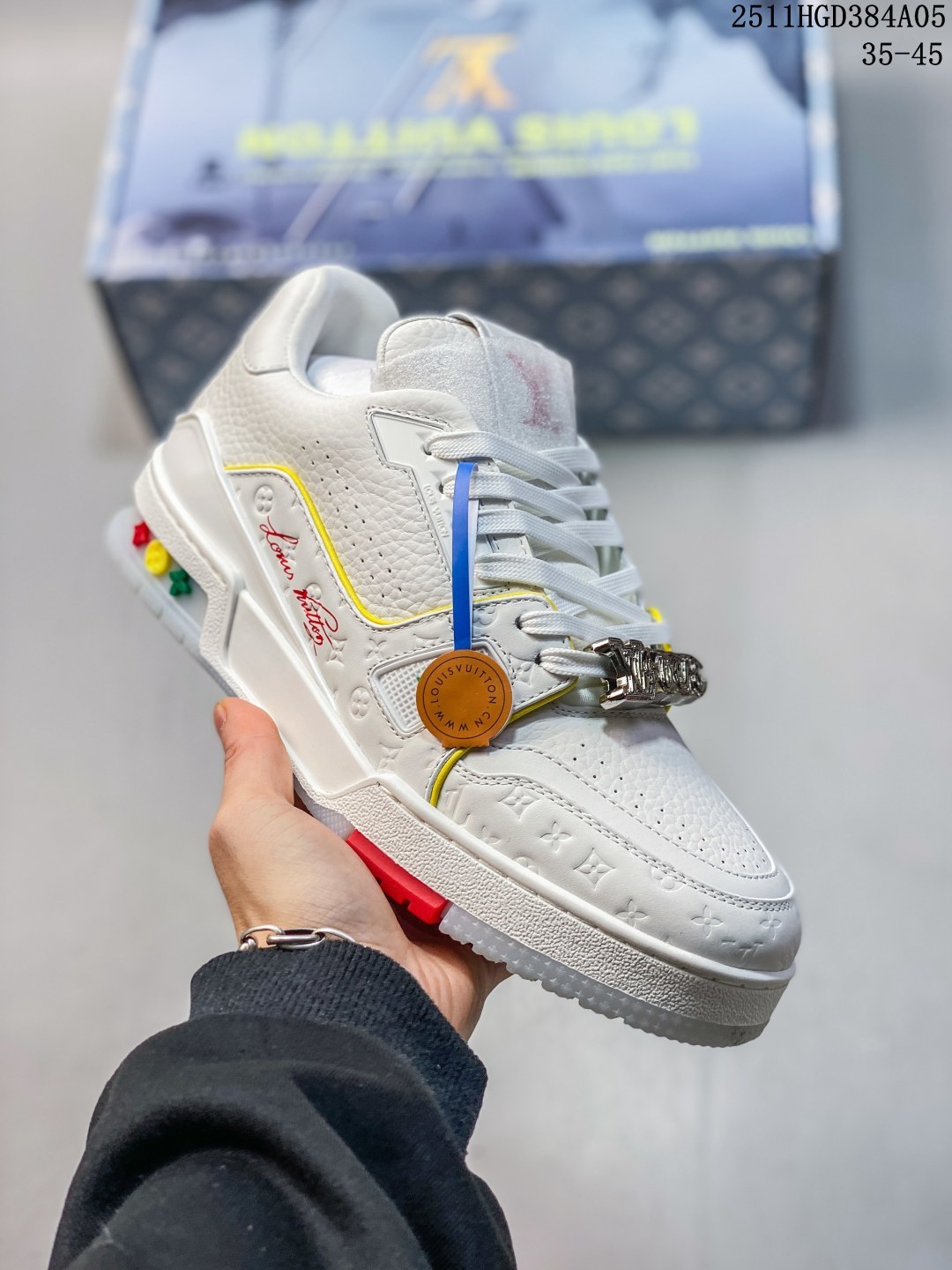 💰400 公司级
LV trainer 2025限定系列休闲运动篮球鞋 滑板鞋 
原版订制压纹粒面小牛皮 非市面超纤皮 大家要区分 对称老花纹水洗牛仔布；所有配件辅料都是按照原版1:1定制的 就连鞋带的配色都是1:1订做。原版一致私模TPU大底 很多心机小设计必须有原版才看得的到做的好，精品就是在于细节！原版一致芯片吊牌 感应直接进入lv 官网
代购天花板级别 全套原装飞机盒包装
请注意区分市面通货材料
尺码 35 36 37 38 39 40 41 42 43 44 45
11HGD384A05