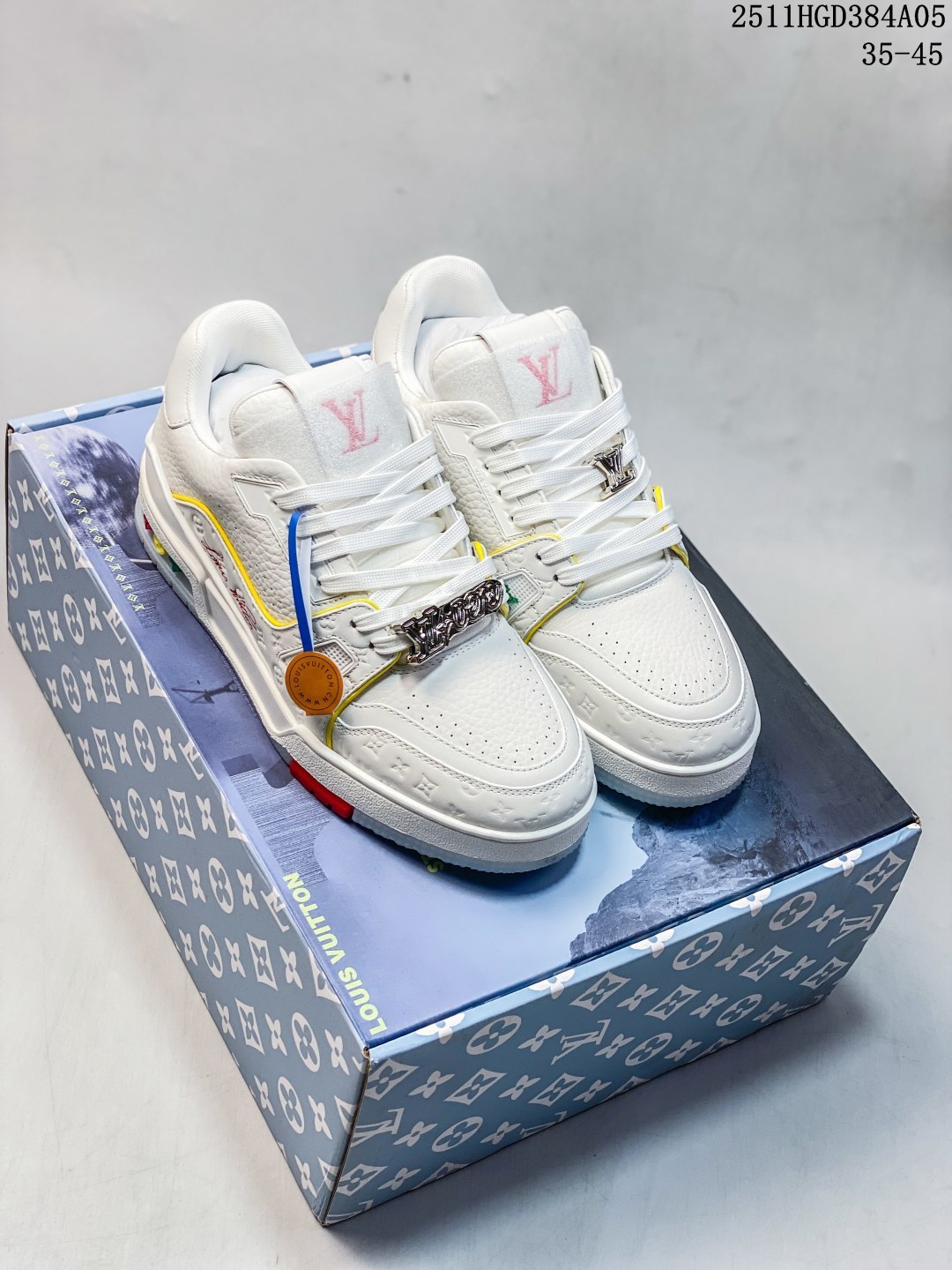 🈴 💰400 公司级
LV trainer 2025限定系列休闲运动篮球鞋 滑板鞋 
原版订制压纹粒面小牛皮 非市面超纤皮 大家要区分 对称老花纹水洗牛仔布；所有配件辅料都是按照原版1:1定制的 就连鞋带的配色都是1:1订做。原版一致私模TPU大底 很多心机小设计必须有原版才看得的到做的好，精品就是在于细节！原版一致芯片吊牌 感应直接进入lv 官网
代购天花板级别 全套原装飞机盒包装
请注意区分市面通货材料
尺码 35 36 37 38 39 40 41 42 43 44 45
11HGD384A05