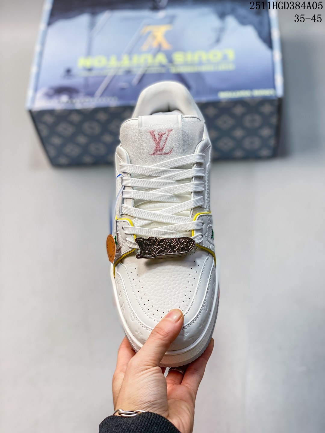 💰400 公司级
LV trainer 2025限定系列休闲运动篮球鞋 滑板鞋 
原版订制压纹粒面小牛皮 非市面超纤皮 大家要区分 对称老花纹水洗牛仔布；所有配件辅料都是按照原版1:1定制的 就连鞋带的配色都是1:1订做。原版一致私模TPU大底 很多心机小设计必须有原版才看得的到做的好，精品就是在于细节！原版一致芯片吊牌 感应直接进入lv 官网
代购天花板级别 全套原装飞机盒包装
请注意区分市面通货材料
尺码 35 36 37 38 39 40 41 42 43 44 45
11HGD384A05