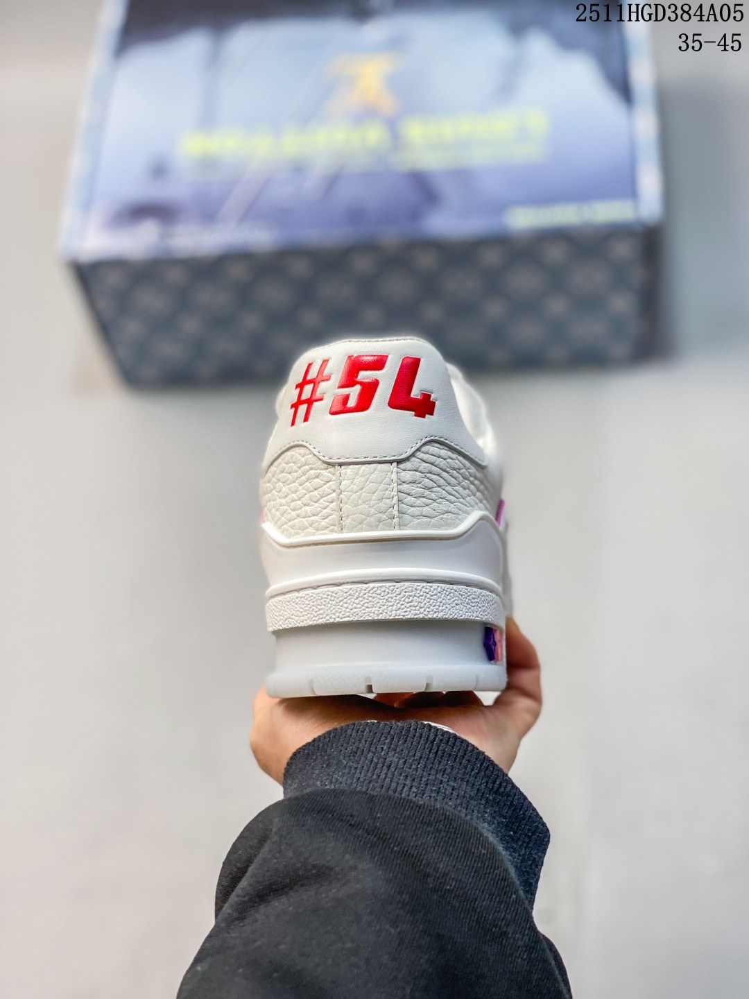 💰400 公司级
LV trainer 2025限定系列休闲运动篮球鞋 滑板鞋 
原版订制压纹粒面小牛皮 非市面超纤皮 大家要区分 对称老花纹水洗牛仔布；所有配件辅料都是按照原版1:1定制的 就连鞋带的配色都是1:1订做。原版一致私模TPU大底 很多心机小设计必须有原版才看得的到做的好，精品就是在于细节！原版一致芯片吊牌 感应直接进入lv 官网
代购天花板级别 全套原装飞机盒包装
请注意区分市面通货材料
尺码 35 36 37 38 39 40 41 42 43 44 45
11HGD384A05