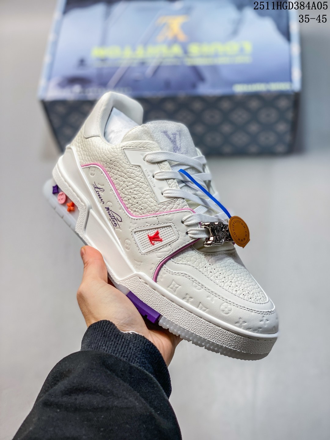 💰400 公司级
LV trainer 2025限定系列休闲运动篮球鞋 滑板鞋 
原版订制压纹粒面小牛皮 非市面超纤皮 大家要区分 对称老花纹水洗牛仔布；所有配件辅料都是按照原版1:1定制的 就连鞋带的配色都是1:1订做。原版一致私模TPU大底 很多心机小设计必须有原版才看得的到做的好，精品就是在于细节！原版一致芯片吊牌 感应直接进入lv 官网
代购天花板级别 全套原装飞机盒包装
请注意区分市面通货材料
尺码 35 36 37 38 39 40 41 42 43 44 45
11HGD384A05