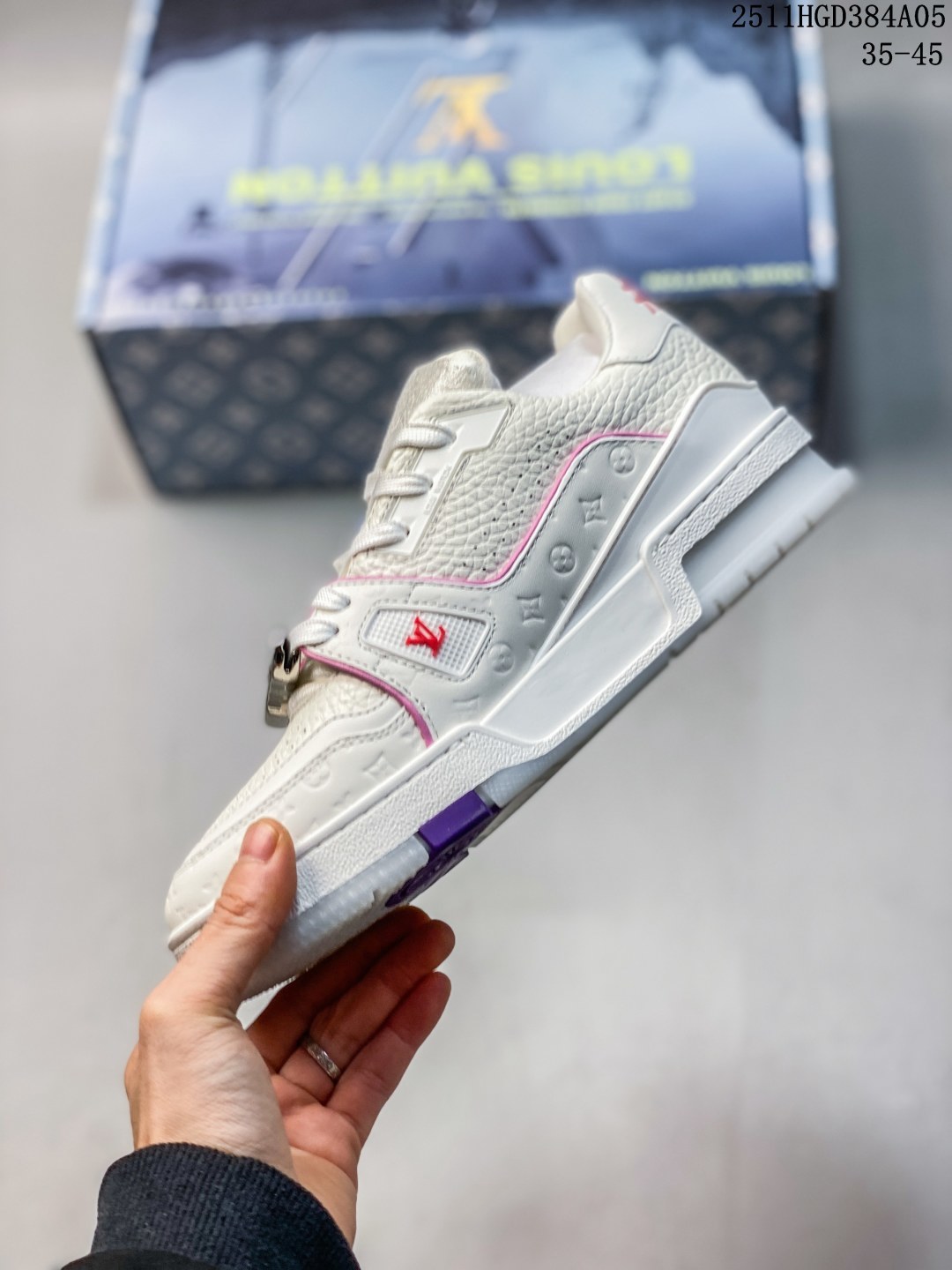 💰400 公司级
LV trainer 2025限定系列休闲运动篮球鞋 滑板鞋 
原版订制压纹粒面小牛皮 非市面超纤皮 大家要区分 对称老花纹水洗牛仔布；所有配件辅料都是按照原版1:1定制的 就连鞋带的配色都是1:1订做。原版一致私模TPU大底 很多心机小设计必须有原版才看得的到做的好，精品就是在于细节！原版一致芯片吊牌 感应直接进入lv 官网
代购天花板级别 全套原装飞机盒包装
请注意区分市面通货材料
尺码 35 36 37 38 39 40 41 42 43 44 45
11HGD384A05