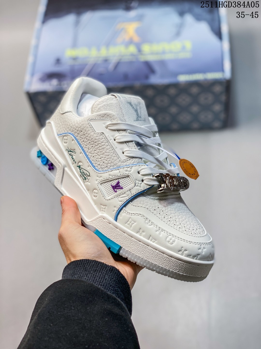 💰400 公司级
LV trainer 2025限定系列休闲运动篮球鞋 滑板鞋 
原版订制压纹粒面小牛皮 非市面超纤皮 大家要区分 对称老花纹水洗牛仔布；所有配件辅料都是按照原版1:1定制的 就连鞋带的配色都是1:1订做。原版一致私模TPU大底 很多心机小设计必须有原版才看得的到做的好，精品就是在于细节！原版一致芯片吊牌 感应直接进入lv 官网
代购天花板级别 全套原装飞机盒包装
请注意区分市面通货材料
尺码 35 36 37 38 39 40 41 42 43 44 45
11HGD384A05