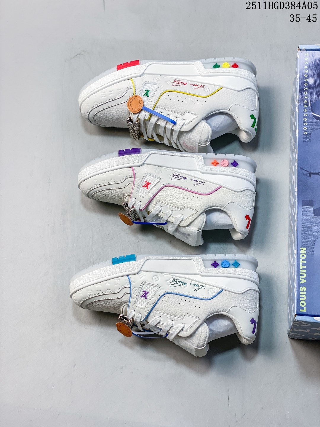 🈴 💰400 公司级
LV trainer 2025限定系列休闲运动篮球鞋 滑板鞋 
原版订制压纹粒面小牛皮 非市面超纤皮 大家要区分 对称老花纹水洗牛仔布；所有配件辅料都是按照原版1:1定制的 就连鞋带的配色都是1:1订做。原版一致私模TPU大底 很多心机小设计必须有原版才看得的到做的好，精品就是在于细节！原版一致芯片吊牌 感应直接进入lv 官网
代购天花板级别 全套原装飞机盒包装
请注意区分市面通货材料
尺码 35 36 37 38 39 40 41 42 43 44 45
11HGD384A05