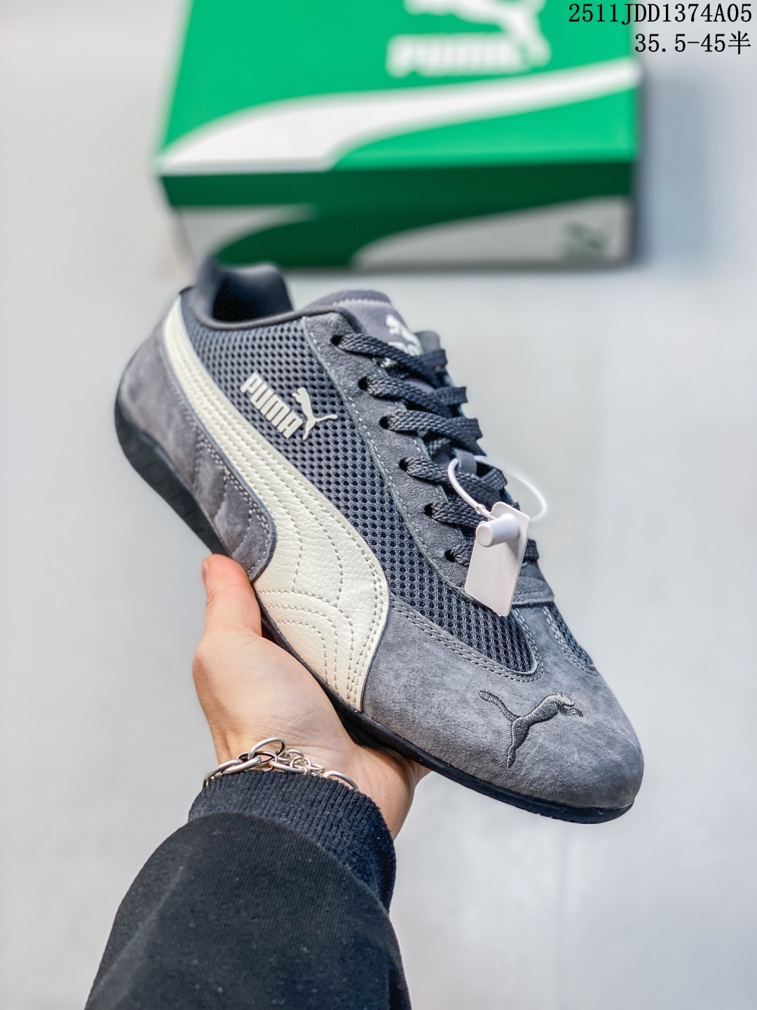 公司级 PUMA Speedca OG 彪马极速赛车系列低帮德训风拼接复古百搭休闲运动赛车鞋 鞋款从80、90年代赛车手所穿的防火赛车鞋为原型,鞋身线条模仿了赛车的流线廓形,体现了空气动力学原理的结构.简约流畅的外观,恰好又和贯穿其中的Formstrip Logo融合恰到好处,视觉上细节丰富且协调.本次Speedcat OG鞋款归来,最大看点自然式保留了窄版鞋型以及薄底构造.这两年各品牌鞋底越做越厚,Speedcat反其道而行之,上脚几乎无鞋底的效果带来耳目一新的视觉体验.鞋面依旧是以质感透气网面材质打造,并且大面积近乎全包裹的使用,复古味道也愈发浓烈.配色上更是将最原始的黑色和红色带回,向F1赛车队的标志性队服致敬.相信让各位一眼种草的更多是出挑的大红色,上脚即可瞬间点亮整体造型,在以球鞋为核心的OOTD中脱颖而出.而另一款黑色则是低调的万金油,彰显新潮个性的同时又不喧宾夺主,也是热爱简约系穿搭朋友的首选. 含半码 11JJD1374A05